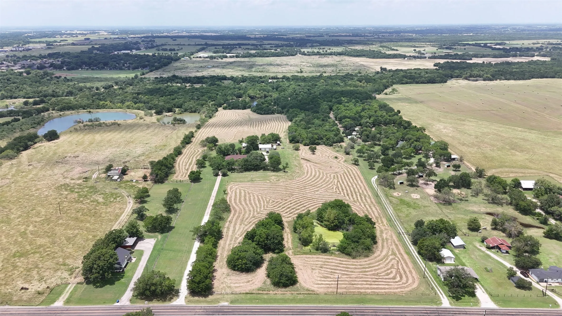 Single Family Residence For Sale in Ellis County , 2114 FM 1181, Ennis, Texas 75119, 3 Bedroom, 2 Bathroom, Garage spaces, 2,775 Sqft, built in 1977, mls#21346338, Real Estate Agent in Ennis, Homes For Sale in Ellis county, Homes For Sale in Ennis, Realtor in Ennis Texas, Real Estate Brokerage Independent Realty Texas, Luminita Cordes Realtor