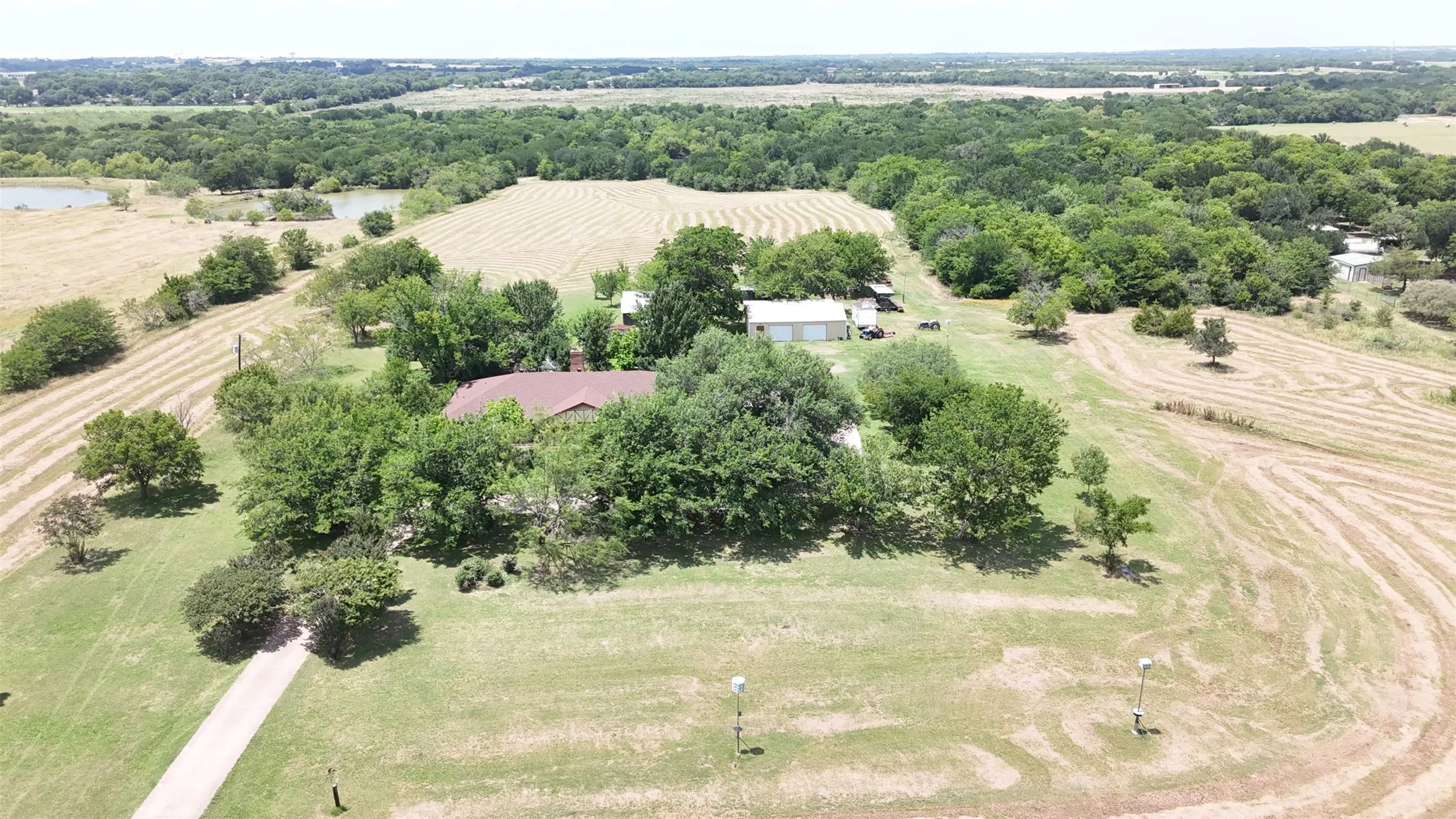 Single Family Residence For Sale in Ellis County , 2114 FM 1181, Ennis, Texas 75119, 3 Bedroom, 2 Bathroom, Garage spaces, 2,775 Sqft, built in 1977, mls#21346338, Real Estate Agent in Ennis, Homes For Sale in Ellis county, Homes For Sale in Ennis, Realtor in Ennis Texas, Real Estate Brokerage Independent Realty Texas, Luminita Cordes Realtor