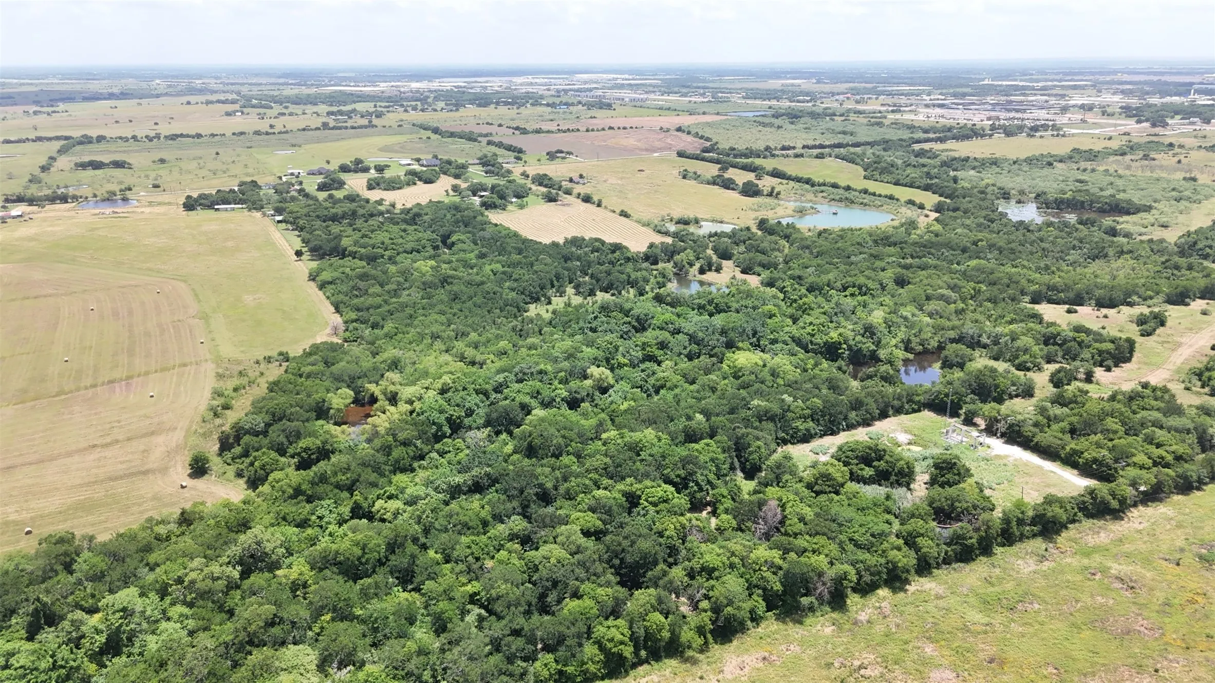 Single Family Residence For Sale in Ellis County , 2114 FM 1181, Ennis, Texas 75119, 3 Bedroom, 2 Bathroom, Garage spaces, 2,775 Sqft, built in 1977, mls#21346338, Real Estate Agent in Ennis, Homes For Sale in Ellis county, Homes For Sale in Ennis, Realtor in Ennis Texas, Real Estate Brokerage Independent Realty Texas, Luminita Cordes Realtor