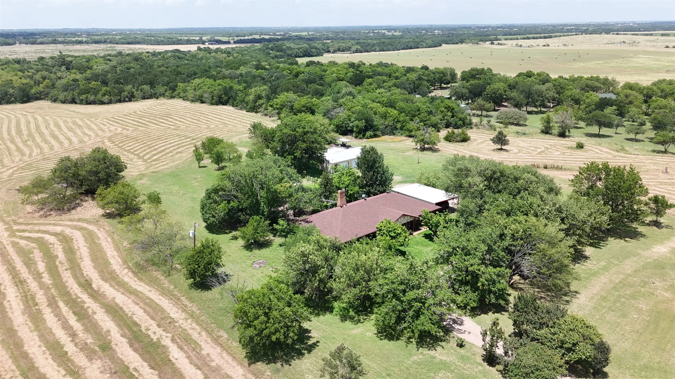 Single Family Residence For Sale in Ellis County , 2114 FM 1181, Ennis, Texas 75119, 3 Bedroom, 2 Bathroom, Garage spaces, 2,775 Sqft, built in 1977, mls#21346338, Real Estate Agent in Ennis, Homes For Sale in Ellis county, Homes For Sale in Ennis, Realtor in Ennis Texas, Real Estate Brokerage Independent Realty Texas, Luminita Cordes Realtor