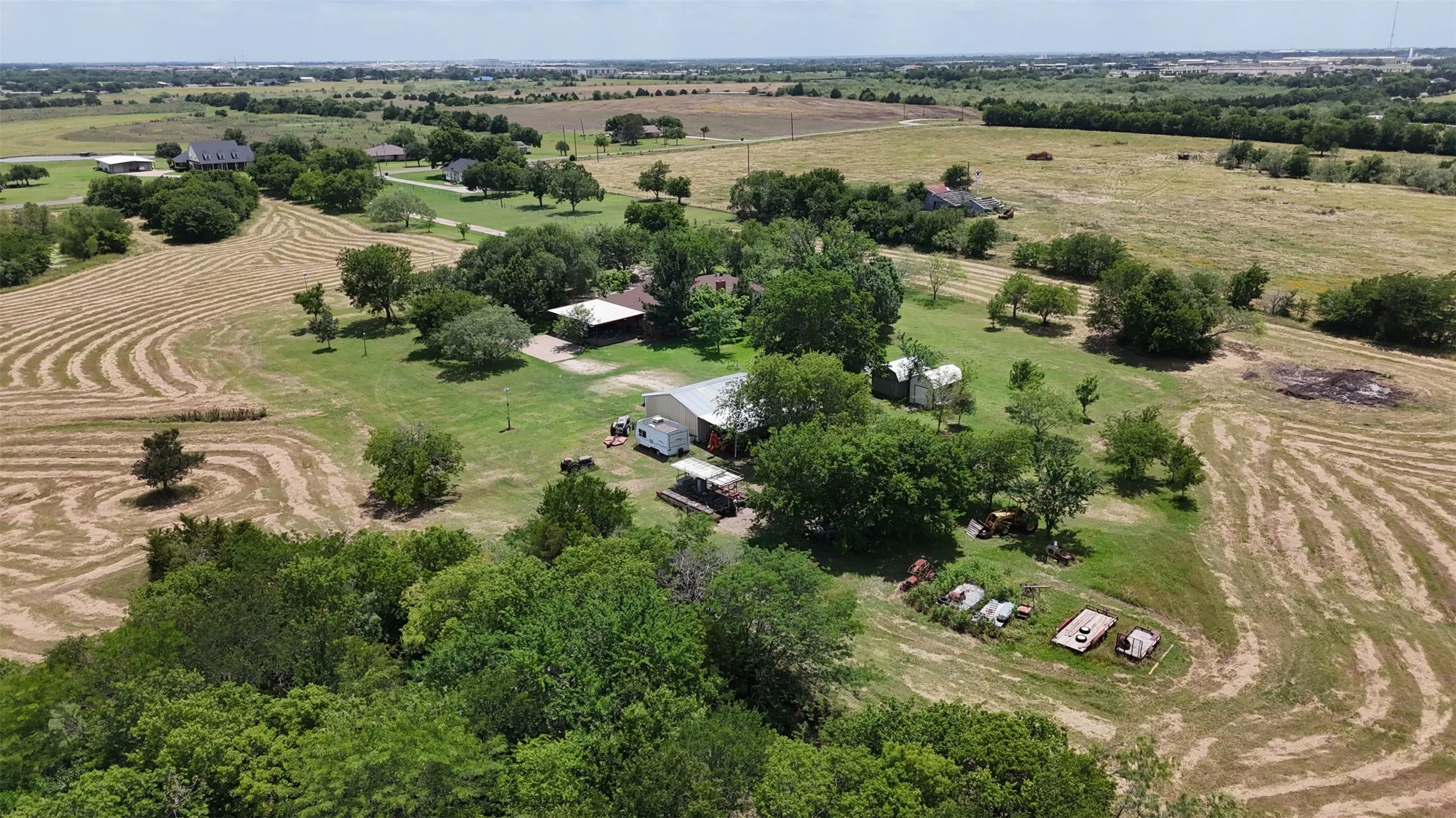 Single Family Residence For Sale in Ellis County , 2114 FM 1181, Ennis, Texas 75119, 3 Bedroom, 2 Bathroom, Garage spaces, 2,775 Sqft, built in 1977, mls#21346338, Real Estate Agent in Ennis, Homes For Sale in Ellis county, Homes For Sale in Ennis, Realtor in Ennis Texas, Real Estate Brokerage Independent Realty Texas, Luminita Cordes Realtor