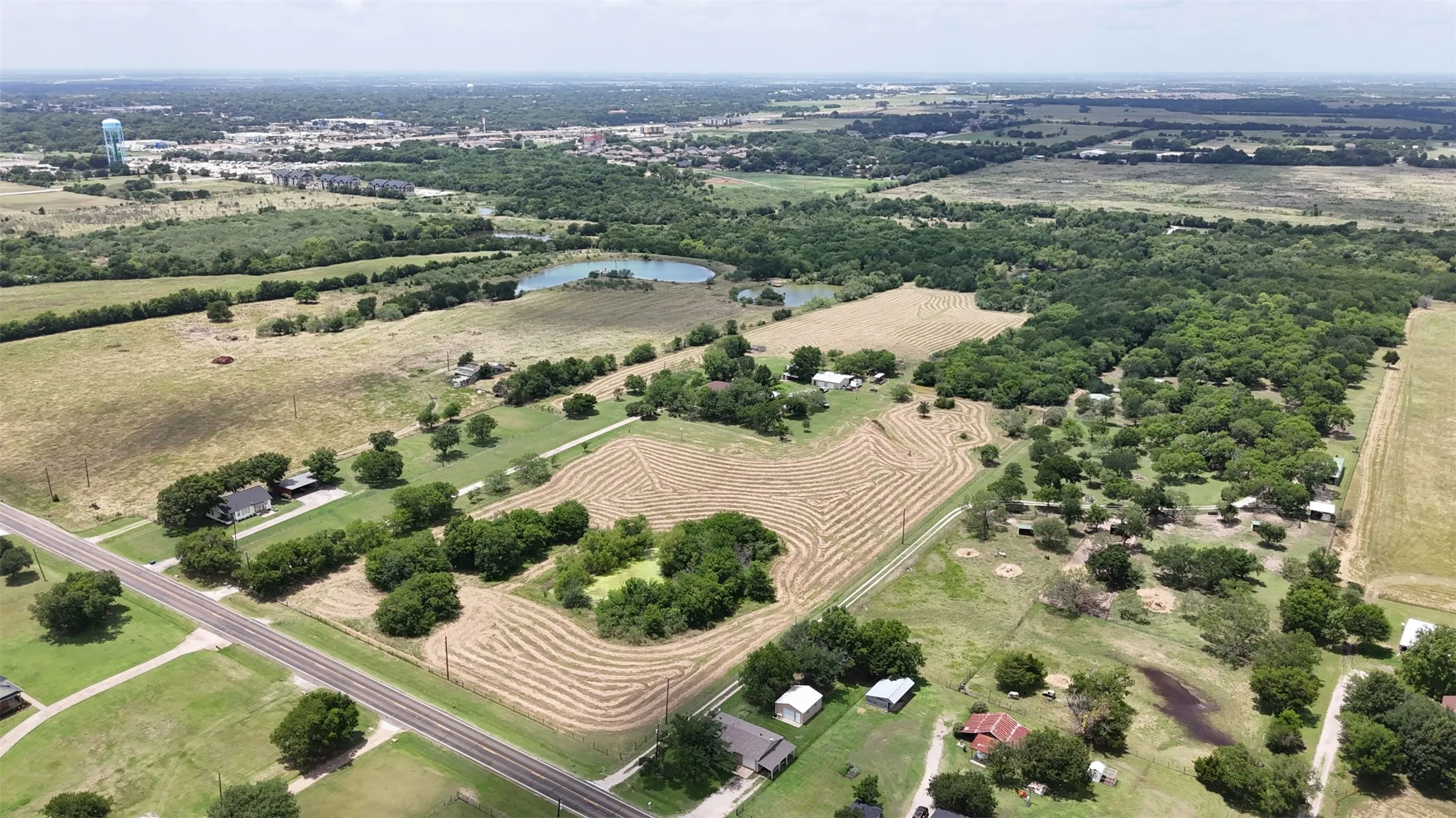 Single Family Residence For Sale in Ellis County , 2114 FM 1181, Ennis, Texas 75119, 3 Bedroom, 2 Bathroom, Garage spaces, 2,775 Sqft, built in 1977, mls#21346338, Real Estate Agent in Ennis, Homes For Sale in Ellis county, Homes For Sale in Ennis, Realtor in Ennis Texas, Real Estate Brokerage Independent Realty Texas, Luminita Cordes Realtor