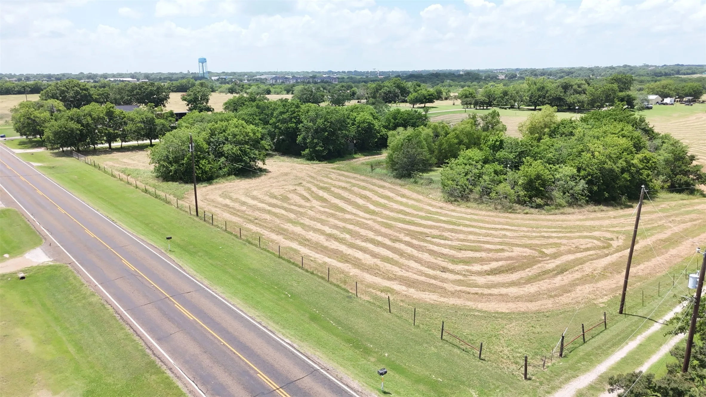 Single Family Residence For Sale in Ellis County , 2114 FM 1181, Ennis, Texas 75119, 3 Bedroom, 2 Bathroom, Garage spaces, 2,775 Sqft, built in 1977, mls#21346338, Real Estate Agent in Ennis, Homes For Sale in Ellis county, Homes For Sale in Ennis, Realtor in Ennis Texas, Real Estate Brokerage Independent Realty Texas, Luminita Cordes Realtor