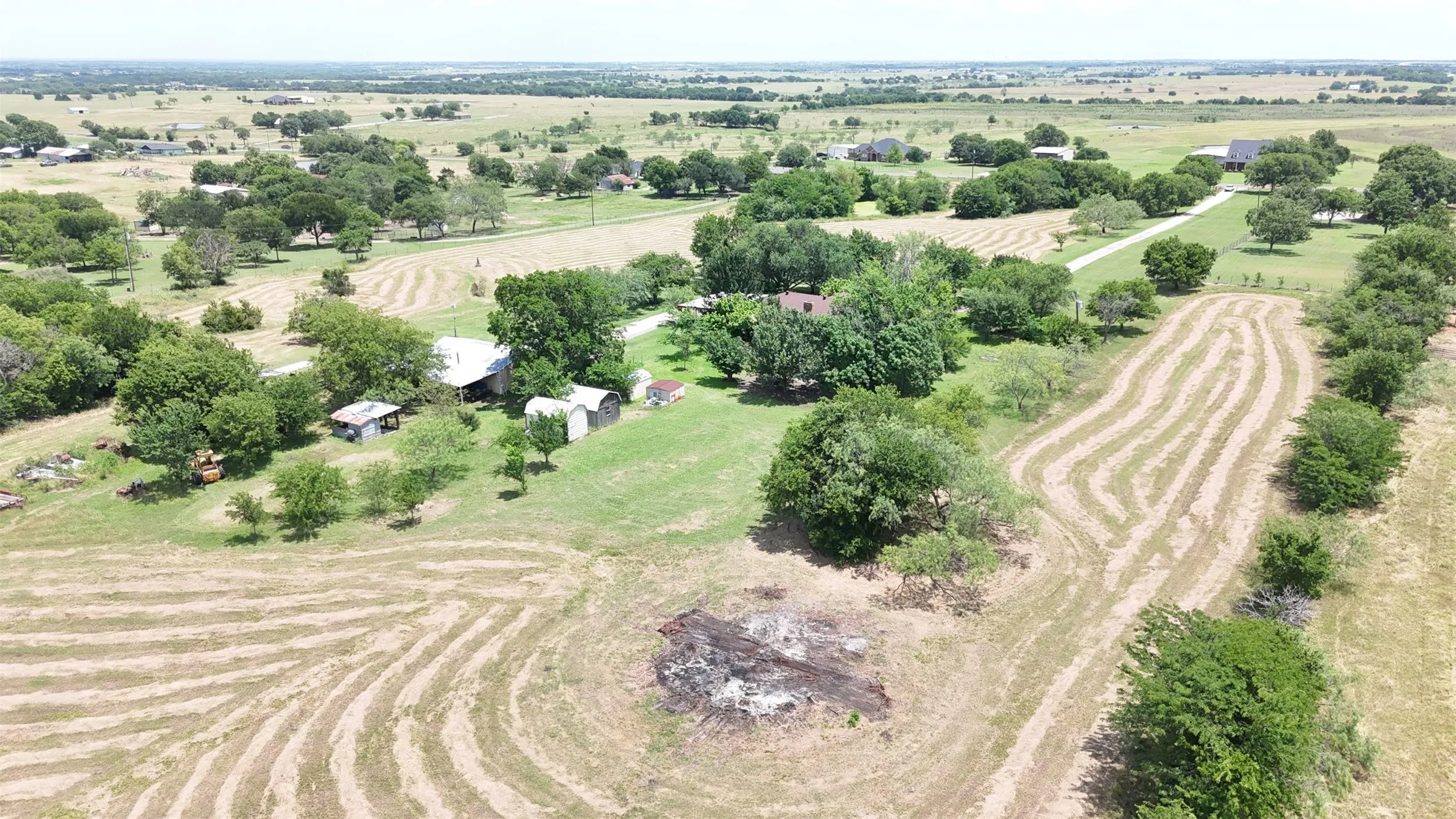 Single Family Residence For Sale in Ellis County , 2114 FM 1181, Ennis, Texas 75119, 3 Bedroom, 2 Bathroom, Garage spaces, 2,775 Sqft, built in 1977, mls#21346338, Real Estate Agent in Ennis, Homes For Sale in Ellis county, Homes For Sale in Ennis, Realtor in Ennis Texas, Real Estate Brokerage Independent Realty Texas, Luminita Cordes Realtor