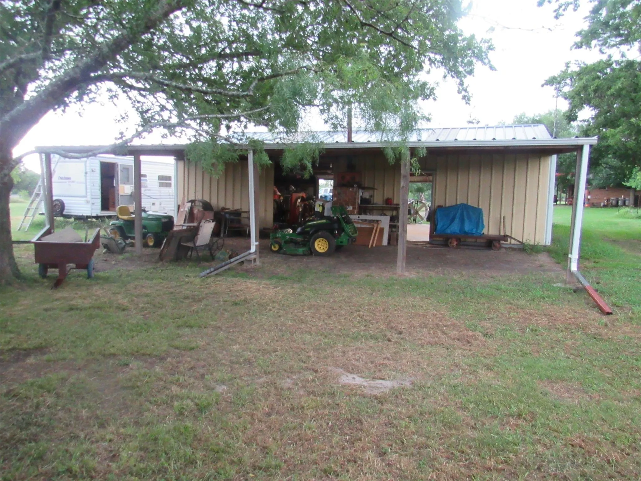 Single Family Residence For Sale in Ellis County , 2114 FM 1181, Ennis, Texas 75119, 3 Bedroom, 2 Bathroom, Garage spaces, 2,775 Sqft, built in 1977, mls#21346338, Real Estate Agent in Ennis, Homes For Sale in Ellis county, Homes For Sale in Ennis, Realtor in Ennis Texas, Real Estate Brokerage Independent Realty Texas, Luminita Cordes Realtor