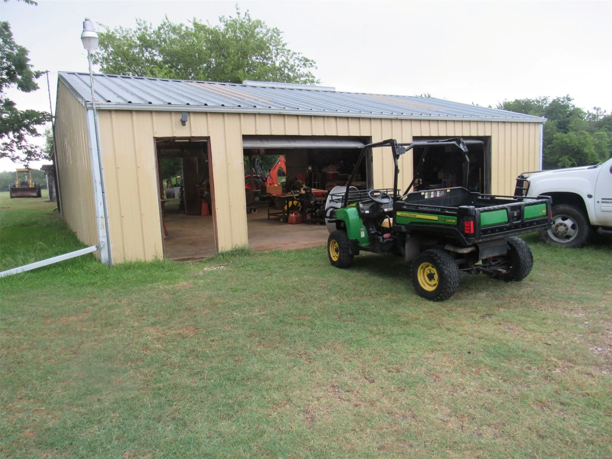 Single Family Residence For Sale in Ellis County , 2114 FM 1181, Ennis, Texas 75119, 3 Bedroom, 2 Bathroom, Garage spaces, 2,775 Sqft, built in 1977, mls#21346338, Real Estate Agent in Ennis, Homes For Sale in Ellis county, Homes For Sale in Ennis, Realtor in Ennis Texas, Real Estate Brokerage Independent Realty Texas, Luminita Cordes Realtor