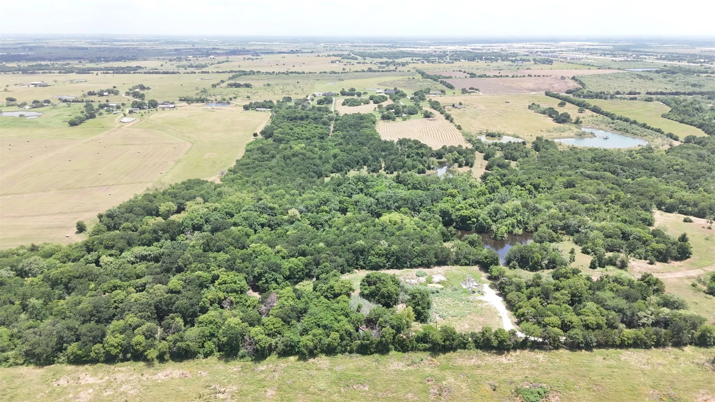 Single Family Residence For Sale in Ellis County , 2114 FM 1181, Ennis, Texas 75119, 3 Bedroom, 2 Bathroom, Garage spaces, 2,775 Sqft, built in 1977, mls#21346338, Real Estate Agent in Ennis, Homes For Sale in Ellis county, Homes For Sale in Ennis, Realtor in Ennis Texas, Real Estate Brokerage Independent Realty Texas, Luminita Cordes Realtor