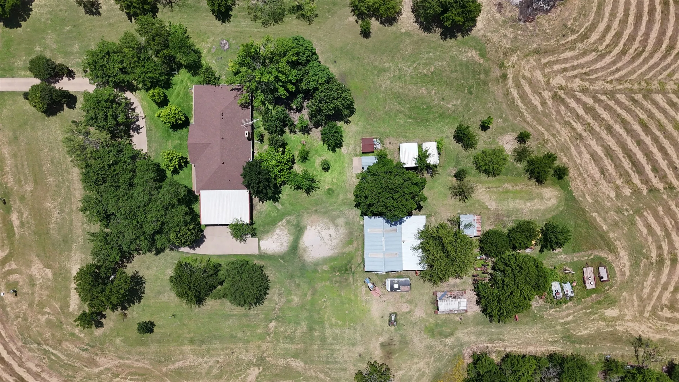 Single Family Residence For Sale in Ellis County , 2114 FM 1181, Ennis, Texas 75119, 3 Bedroom, 2 Bathroom, Garage spaces, 2,775 Sqft, built in 1977, mls#21346338, Real Estate Agent in Ennis, Homes For Sale in Ellis county, Homes For Sale in Ennis, Realtor in Ennis Texas, Real Estate Brokerage Independent Realty Texas, Luminita Cordes Realtor