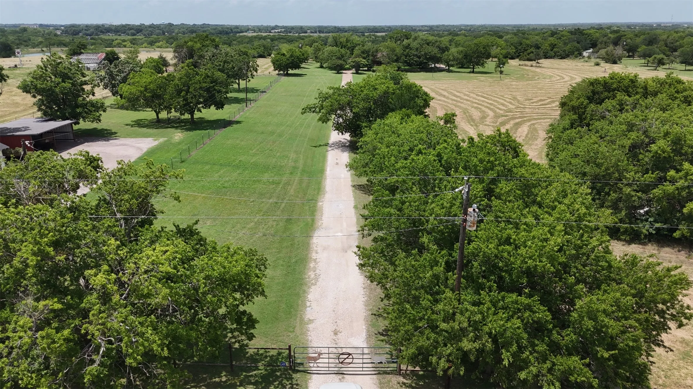 Single Family Residence For Sale in Ellis County , 2114 FM 1181, Ennis, Texas 75119, 3 Bedroom, 2 Bathroom, Garage spaces, 2,775 Sqft, built in 1977, mls#21346338, Real Estate Agent in Ennis, Homes For Sale in Ellis county, Homes For Sale in Ennis, Realtor in Ennis Texas, Real Estate Brokerage Independent Realty Texas, Luminita Cordes Realtor