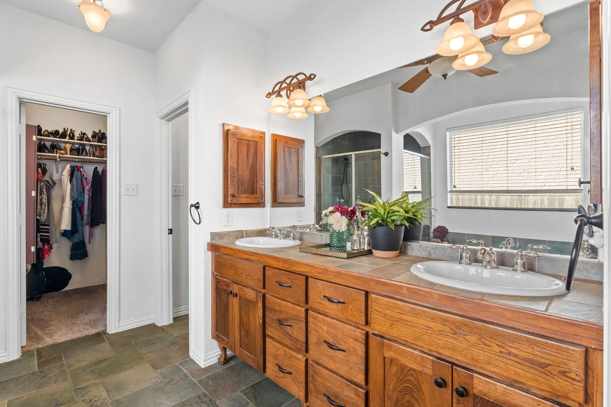 Single Family Residence For Sale in Dallas County , 6405 E Grand Avenue, Dallas, Texas 75223, 3 Bedroom, 2 Bathroom, 2 Garage spaces, 2,127 Sqft, built in 2003, mls#21350223, Real Estate Agent in Dallas, Homes For Sale in Dallas county, Homes For Sale in Dallas, Realtor in Dallas Texas, Real Estate Brokerage Independent Realty Texas, Luminita Cordes Realtor