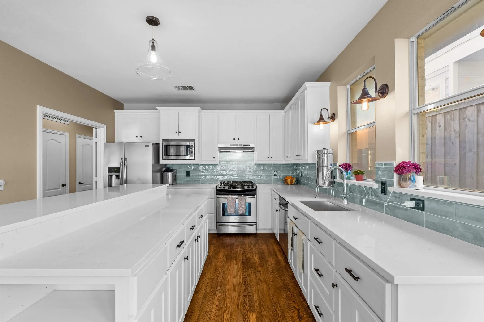 Single Family Residence For Sale in Dallas County , 6405 E Grand Avenue, Dallas, Texas 75223, 3 Bedroom, 2 Bathroom, 2 Garage spaces, 2,127 Sqft, built in 2003, mls#21350223, Real Estate Agent in Dallas, Homes For Sale in Dallas county, Homes For Sale in Dallas, Realtor in Dallas Texas, Real Estate Brokerage Independent Realty Texas, Luminita Cordes Realtor