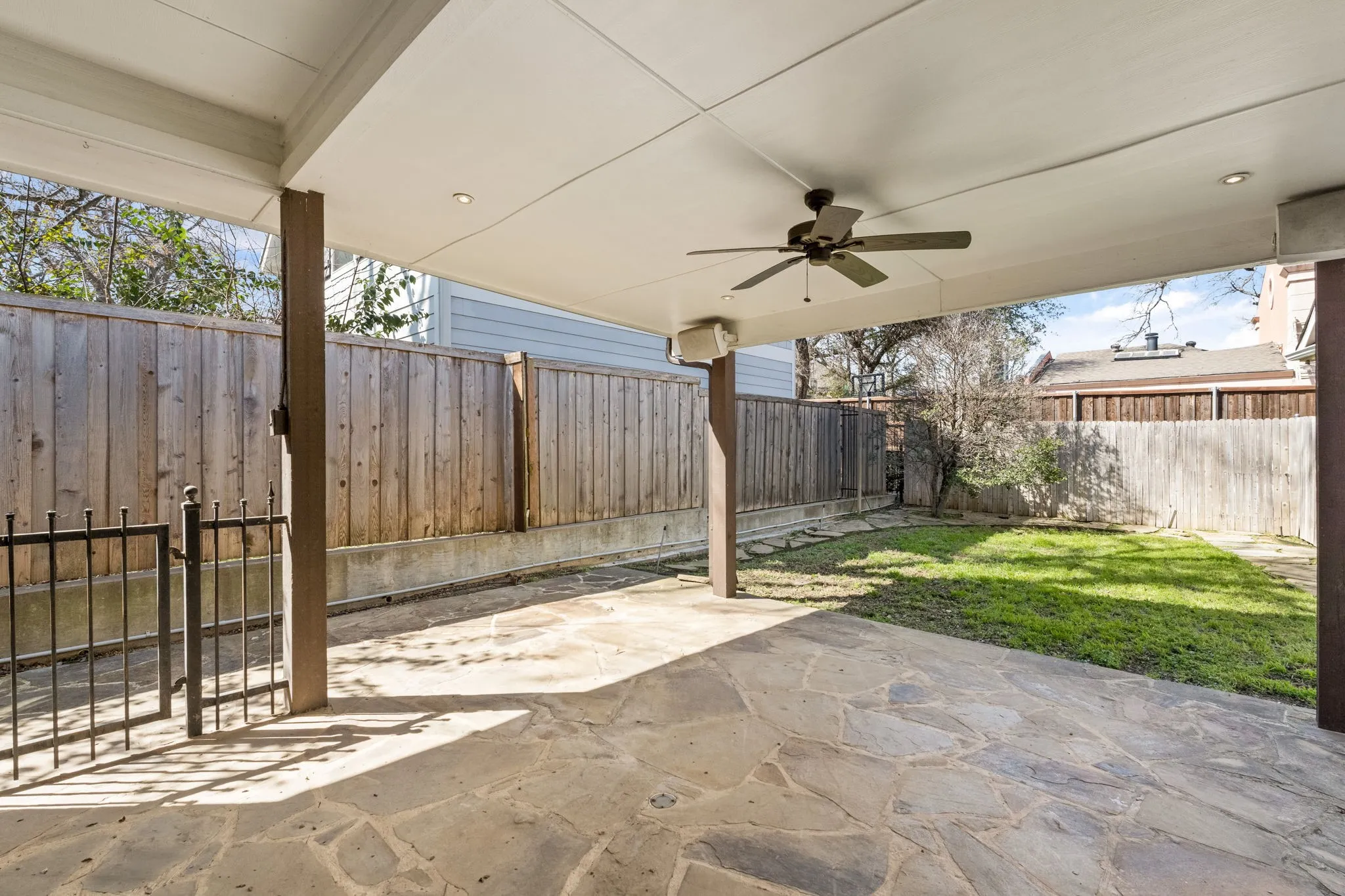 Single Family Residence For Sale in Dallas County , 6405 E Grand Avenue, Dallas, Texas 75223, 3 Bedroom, 2 Bathroom, 2 Garage spaces, 2,127 Sqft, built in 2003, mls#21350223, Real Estate Agent in Dallas, Homes For Sale in Dallas county, Homes For Sale in Dallas, Realtor in Dallas Texas, Real Estate Brokerage Independent Realty Texas, Luminita Cordes Realtor