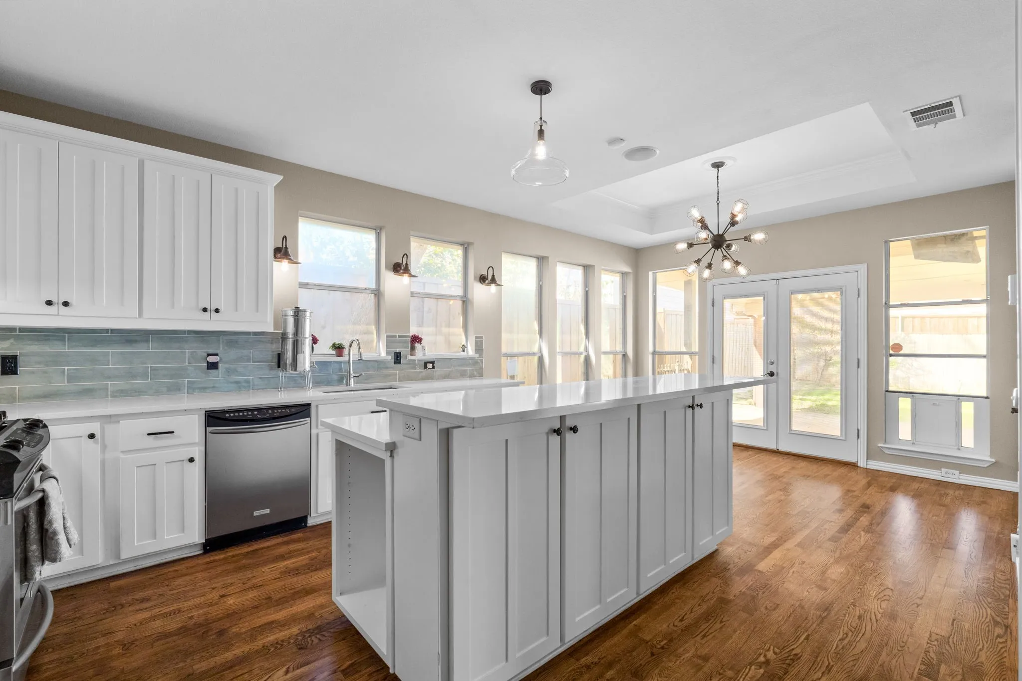 Single Family Residence For Sale in Dallas County , 6405 E Grand Avenue, Dallas, Texas 75223, 3 Bedroom, 2 Bathroom, 2 Garage spaces, 2,127 Sqft, built in 2003, mls#21350223, Real Estate Agent in Dallas, Homes For Sale in Dallas county, Homes For Sale in Dallas, Realtor in Dallas Texas, Real Estate Brokerage Independent Realty Texas, Luminita Cordes Realtor