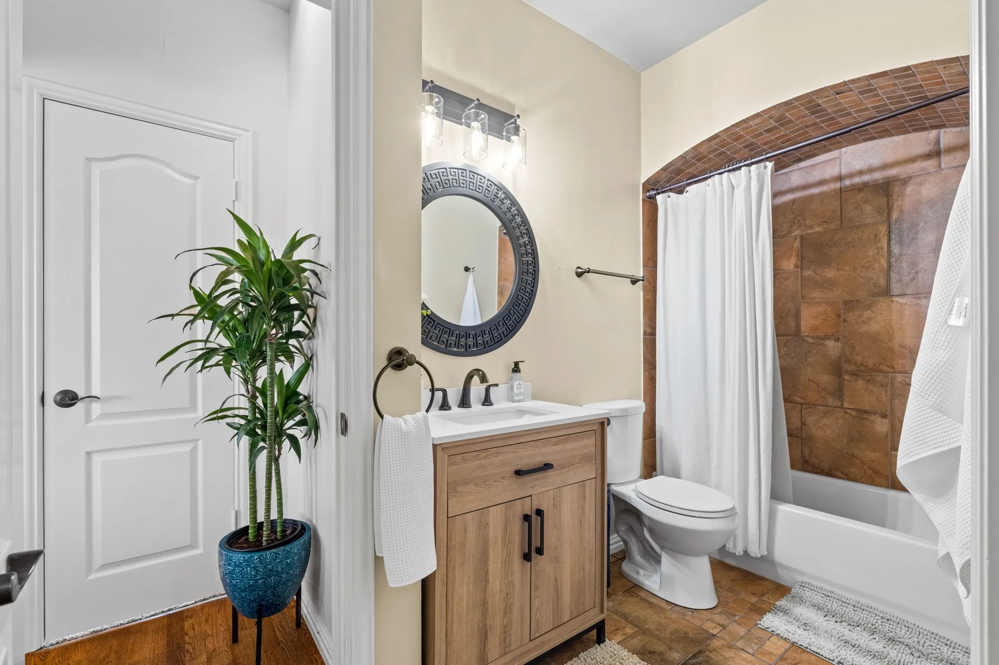 Single Family Residence For Sale in Dallas County , 6405 E Grand Avenue, Dallas, Texas 75223, 3 Bedroom, 2 Bathroom, 2 Garage spaces, 2,127 Sqft, built in 2003, mls#21350223, Real Estate Agent in Dallas, Homes For Sale in Dallas county, Homes For Sale in Dallas, Realtor in Dallas Texas, Real Estate Brokerage Independent Realty Texas, Luminita Cordes Realtor