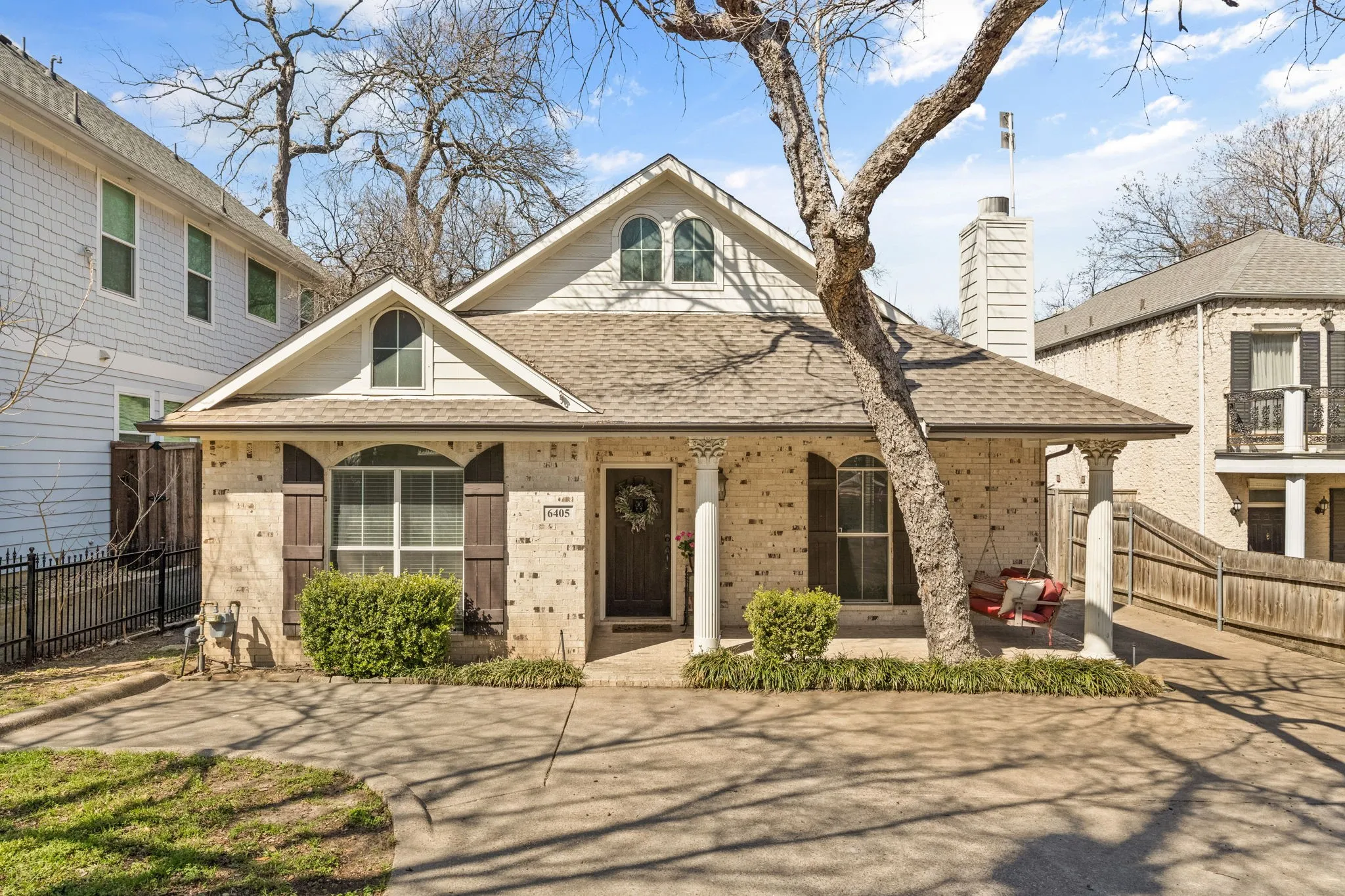 Single Family Residence For Sale in Dallas County , 6405 E Grand Avenue, Dallas, Texas 75223, 3 Bedroom, 2 Bathroom, 2 Garage spaces, 2,127 Sqft, built in 2003, mls#21350223, Real Estate Agent in Dallas, Homes For Sale in Dallas county, Homes For Sale in Dallas, Realtor in Dallas Texas, Real Estate Brokerage Independent Realty Texas, Luminita Cordes Realtor