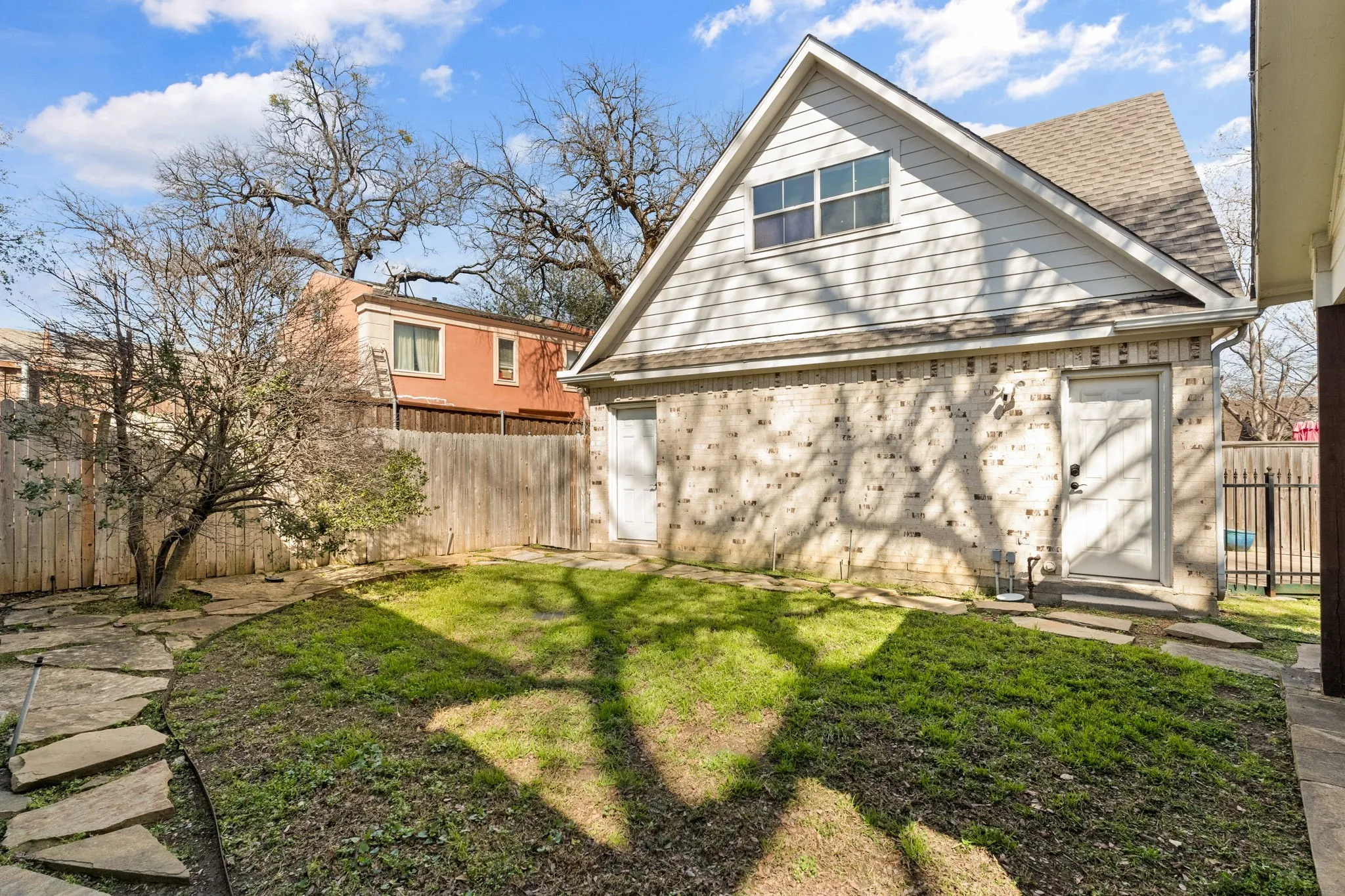Single Family Residence For Sale in Dallas County , 6405 E Grand Avenue, Dallas, Texas 75223, 3 Bedroom, 2 Bathroom, 2 Garage spaces, 2,127 Sqft, built in 2003, mls#21350223, Real Estate Agent in Dallas, Homes For Sale in Dallas county, Homes For Sale in Dallas, Realtor in Dallas Texas, Real Estate Brokerage Independent Realty Texas, Luminita Cordes Realtor
