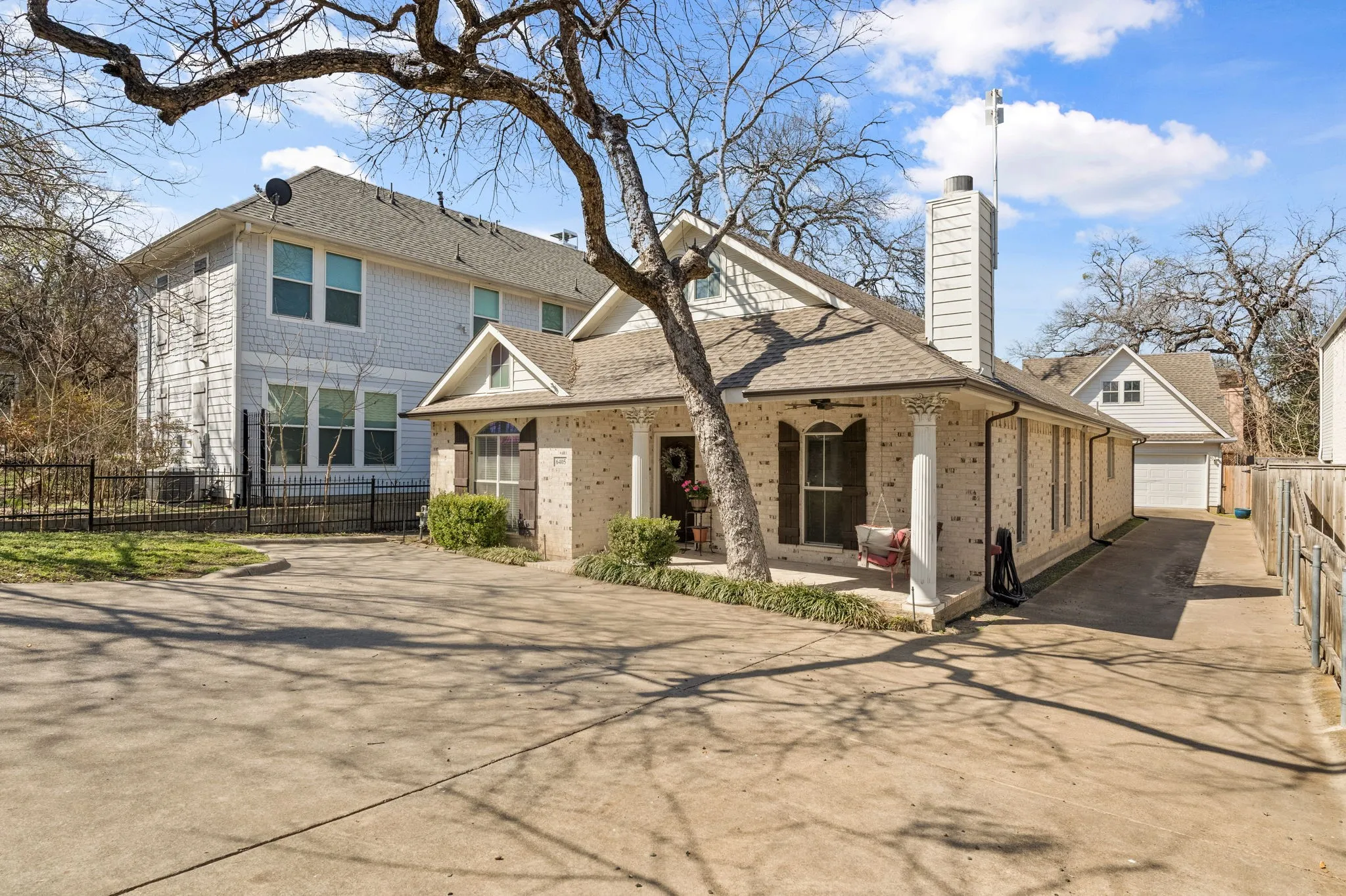 Single Family Residence For Sale in Dallas County , 6405 E Grand Avenue, Dallas, Texas 75223, 3 Bedroom, 2 Bathroom, 2 Garage spaces, 2,127 Sqft, built in 2003, mls#21350223, Real Estate Agent in Dallas, Homes For Sale in Dallas county, Homes For Sale in Dallas, Realtor in Dallas Texas, Real Estate Brokerage Independent Realty Texas, Luminita Cordes Realtor