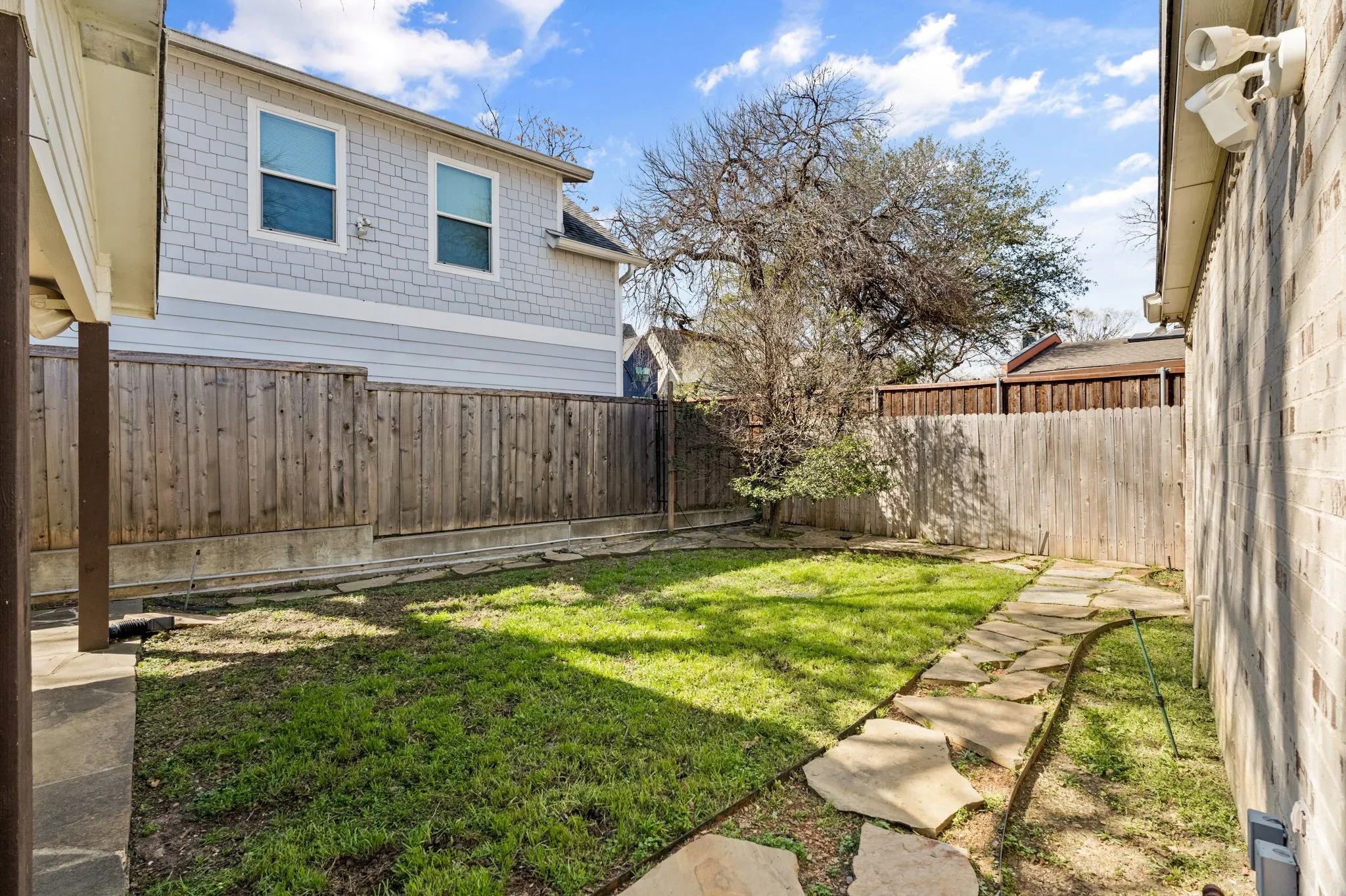 Single Family Residence For Sale in Dallas County , 6405 E Grand Avenue, Dallas, Texas 75223, 3 Bedroom, 2 Bathroom, 2 Garage spaces, 2,127 Sqft, built in 2003, mls#21350223, Real Estate Agent in Dallas, Homes For Sale in Dallas county, Homes For Sale in Dallas, Realtor in Dallas Texas, Real Estate Brokerage Independent Realty Texas, Luminita Cordes Realtor