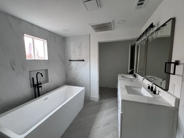 Single Family Residence For Sale in Dallas County , 710 S Glasgow Drive, Dallas, Texas 75223, 3 Bedroom, 3 Bathroom, 2 Garage spaces, 1,664 Sqft, built in 1916, mls#21350219, Real Estate Agent in Dallas, Homes For Sale in Dallas county, Homes For Sale in Dallas, Realtor in Dallas Texas, Real Estate Brokerage Independent Realty Texas, Luminita Cordes Realtor