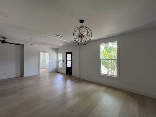 Single Family Residence For Sale in Dallas County , 710 S Glasgow Drive, Dallas, Texas 75223, 3 Bedroom, 3 Bathroom, 2 Garage spaces, 1,664 Sqft, built in 1916, mls#21350219, Real Estate Agent in Dallas, Homes For Sale in Dallas county, Homes For Sale in Dallas, Realtor in Dallas Texas, Real Estate Brokerage Independent Realty Texas, Luminita Cordes Realtor