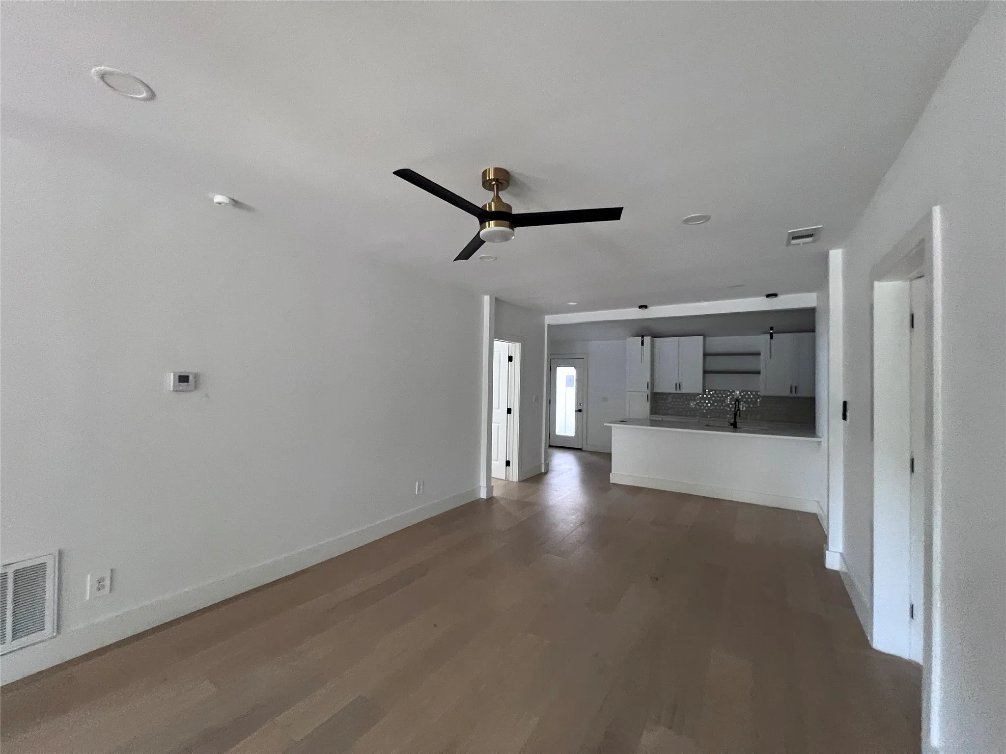 Single Family Residence For Sale in Dallas County , 710 S Glasgow Drive, Dallas, Texas 75223, 3 Bedroom, 3 Bathroom, 2 Garage spaces, 1,664 Sqft, built in 1916, mls#21350219, Real Estate Agent in Dallas, Homes For Sale in Dallas county, Homes For Sale in Dallas, Realtor in Dallas Texas, Real Estate Brokerage Independent Realty Texas, Luminita Cordes Realtor