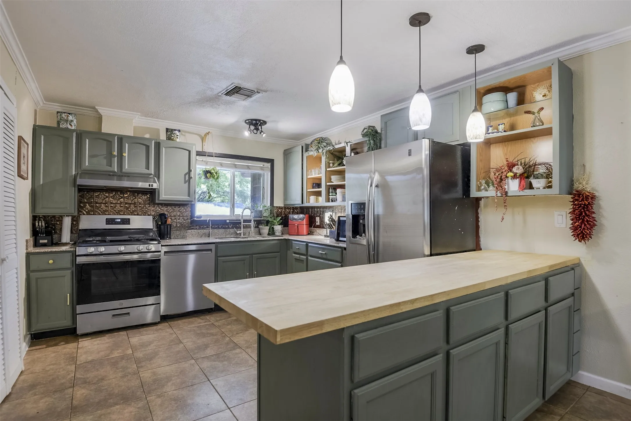 Single Family Residence For Sale in Tarrant County , 7028 Willis Avenue, Fort Worth, Texas 76116, 3 Bedroom, 2 Bathroom, 2 Garage spaces, 1,737 Sqft, built in 1955, mls#21342952, Real Estate Agent in Fort Worth, Homes For Sale in Tarrant county, Homes For Sale in Fort Worth, Realtor in Fort Worth Texas, Real Estate Brokerage Independent Realty Texas, Luminita Cordes Realtor