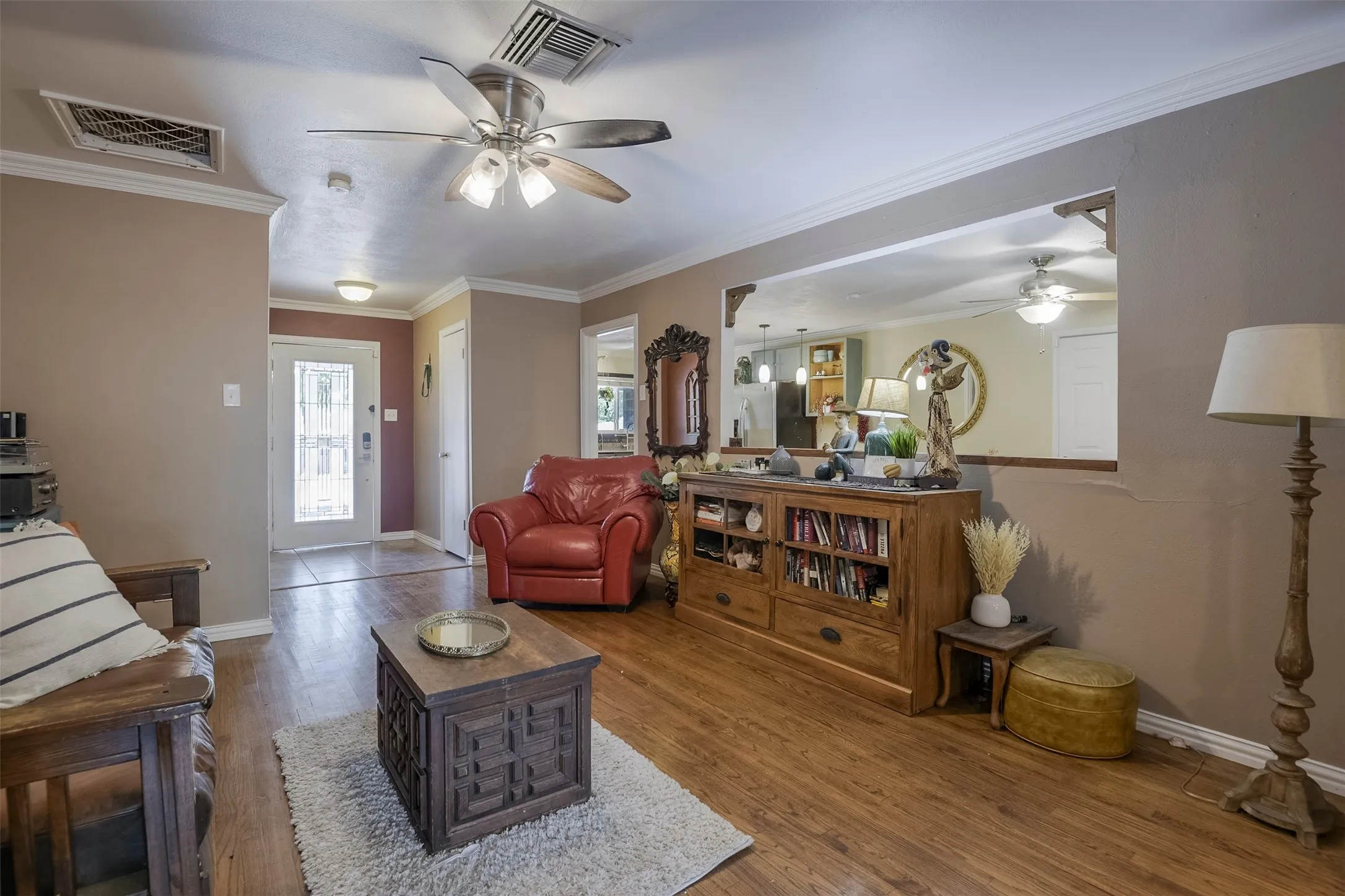 Single Family Residence For Sale in Tarrant County , 7028 Willis Avenue, Fort Worth, Texas 76116, 3 Bedroom, 2 Bathroom, 2 Garage spaces, 1,737 Sqft, built in 1955, mls#21342952, Real Estate Agent in Fort Worth, Homes For Sale in Tarrant county, Homes For Sale in Fort Worth, Realtor in Fort Worth Texas, Real Estate Brokerage Independent Realty Texas, Luminita Cordes Realtor