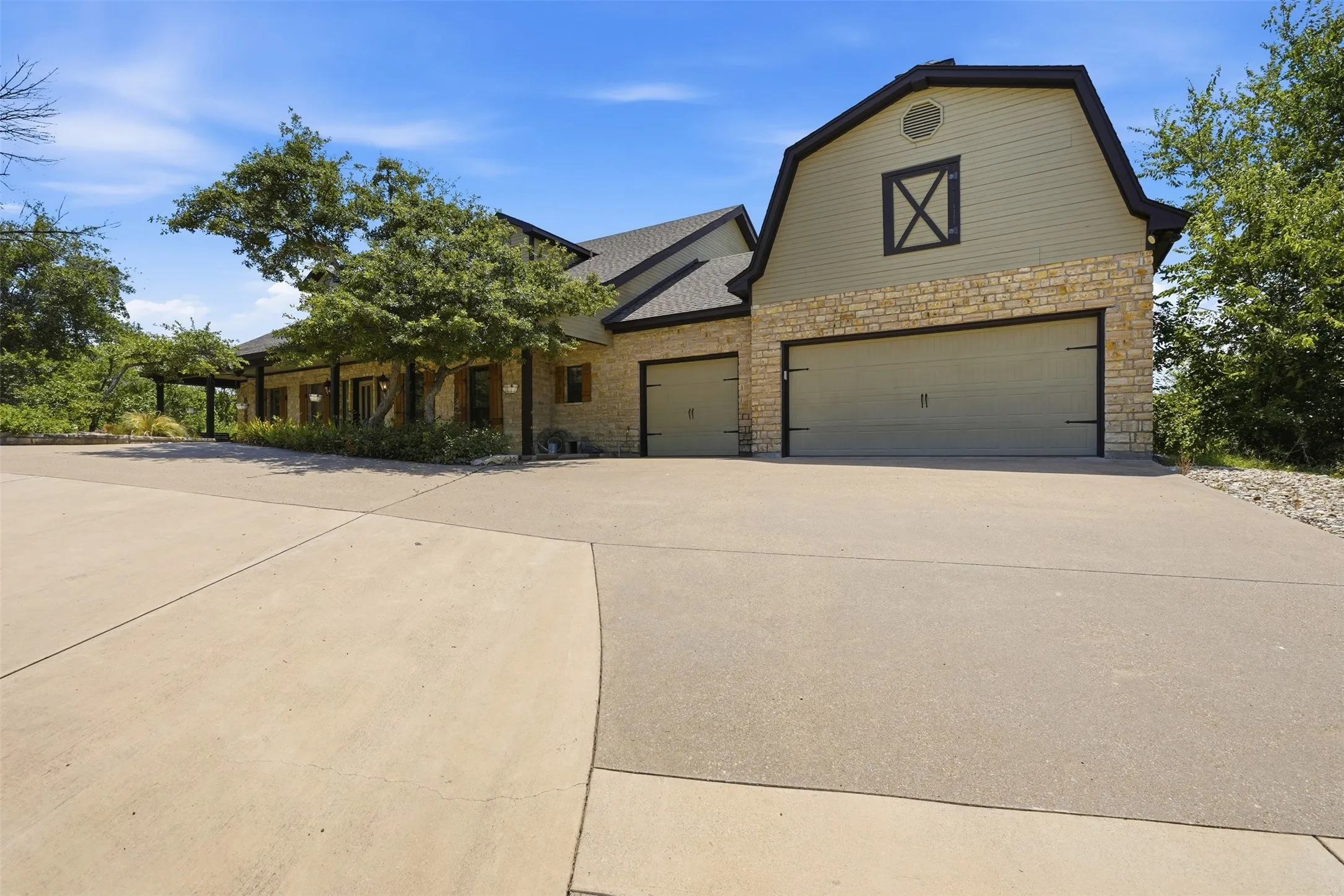Single Family Residence For Sale in Parker County , 813 Remuda Drive, Fort Worth, Texas 76108, 4 Bedroom, 3 Bathroom, 3 Garage spaces, 4,381 Sqft, built in 1994, mls#21349872, Real Estate Agent in Fort Worth, Homes For Sale in Parker county, Homes For Sale in Fort Worth, Realtor in Fort Worth Texas, Real Estate Brokerage Independent Realty Texas, Luminita Cordes Realtor