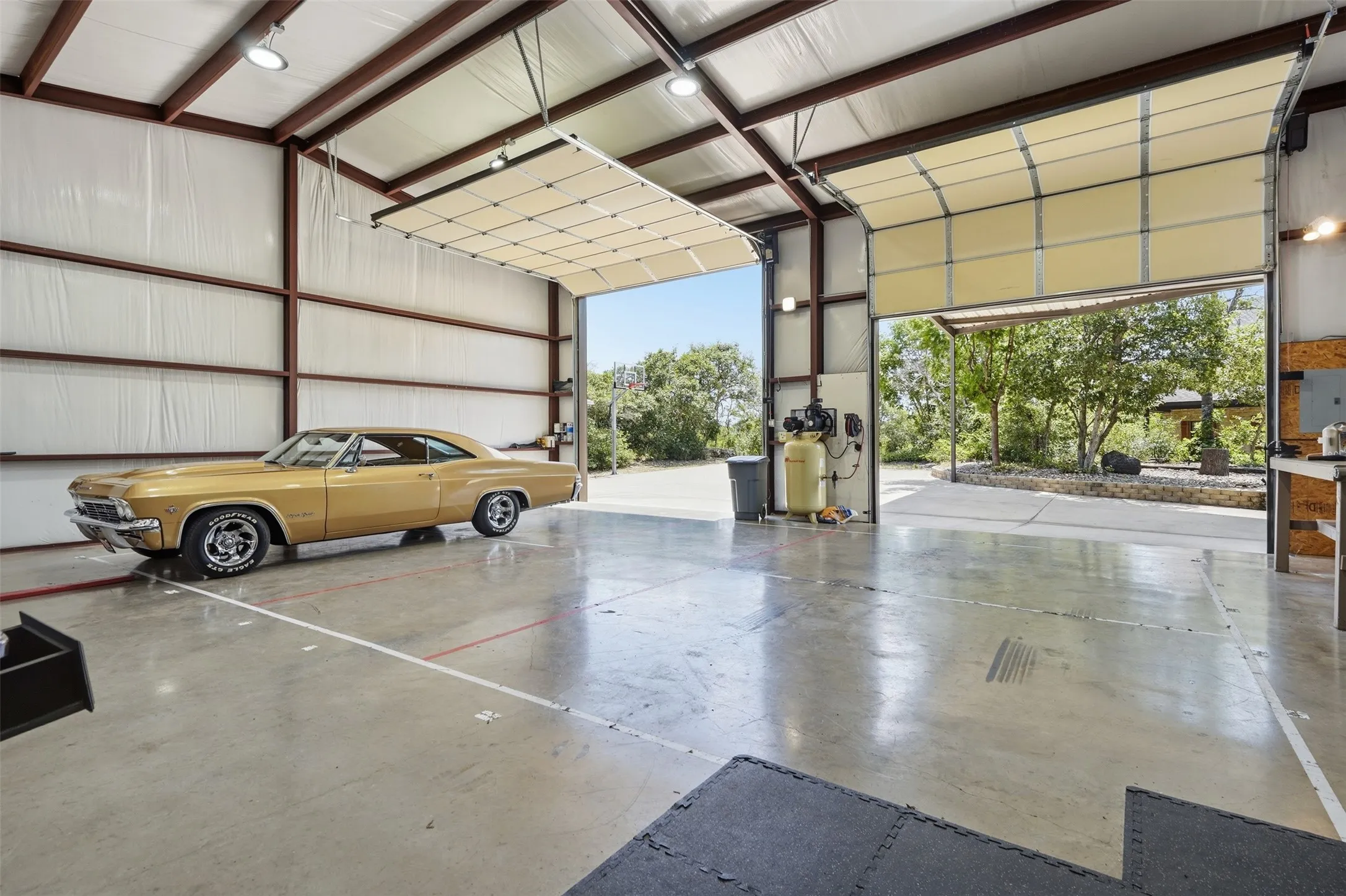 Single Family Residence For Sale in Parker County , 813 Remuda Drive, Fort Worth, Texas 76108, 4 Bedroom, 3 Bathroom, 3 Garage spaces, 4,381 Sqft, built in 1994, mls#21349872, Real Estate Agent in Fort Worth, Homes For Sale in Parker county, Homes For Sale in Fort Worth, Realtor in Fort Worth Texas, Real Estate Brokerage Independent Realty Texas, Luminita Cordes Realtor