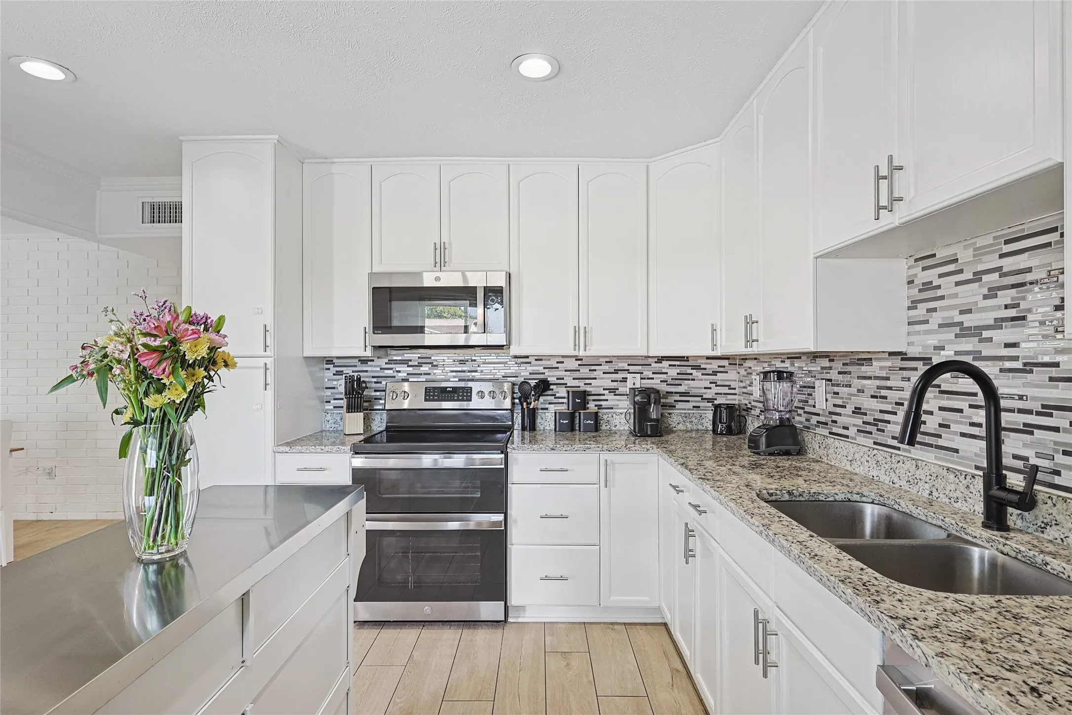 Single Family Residence For Rent in Denton County , 5632 Terry Street, The Colony, Texas 75056, 3 Bedrooms, 2 Bathrooms, 2 Garage spaces, 1,702 Sqft, built in 1983, Price $5,000, mls#21350215, Real Estate Agent in The Colony, Homes For Rent in Denton county, Homes For Rent in The Colony, Realtor in The Colony Texas, Real Estate Brokerage Independent Realty Texas, Luminita Cordes Realtor