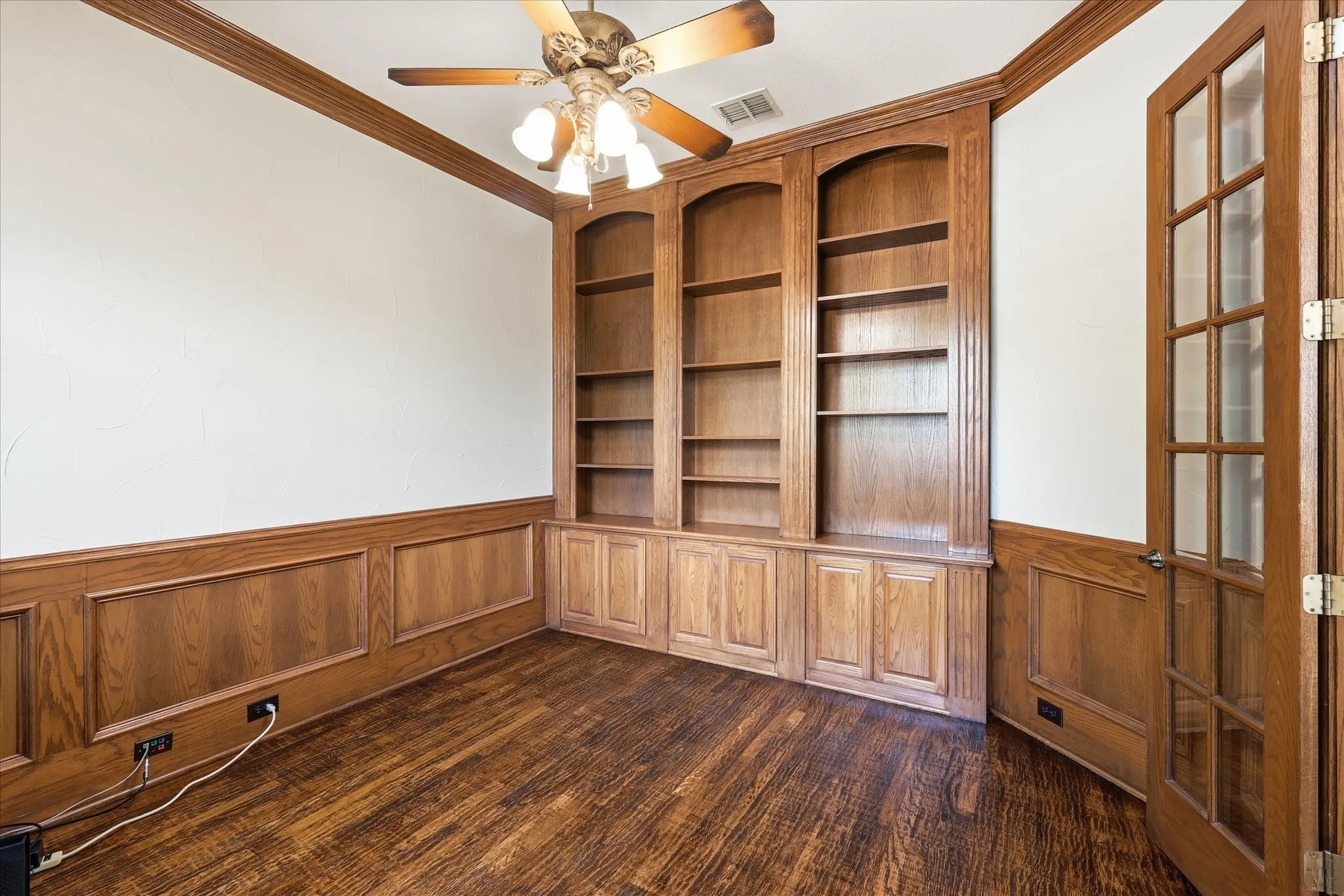 Single Family Residence For Sale in Tarrant County , 421 Copperfield Street, Southlake, Texas 76092, 4 Bedroom, 5 Bathroom, 3 Garage spaces, 4,323 Sqft, built in 2005, mls#21348988, Real Estate Agent in Southlake, Homes For Sale in Tarrant county, Homes For Sale in Southlake, Realtor in Southlake Texas, Real Estate Brokerage Independent Realty Texas, Luminita Cordes Realtor