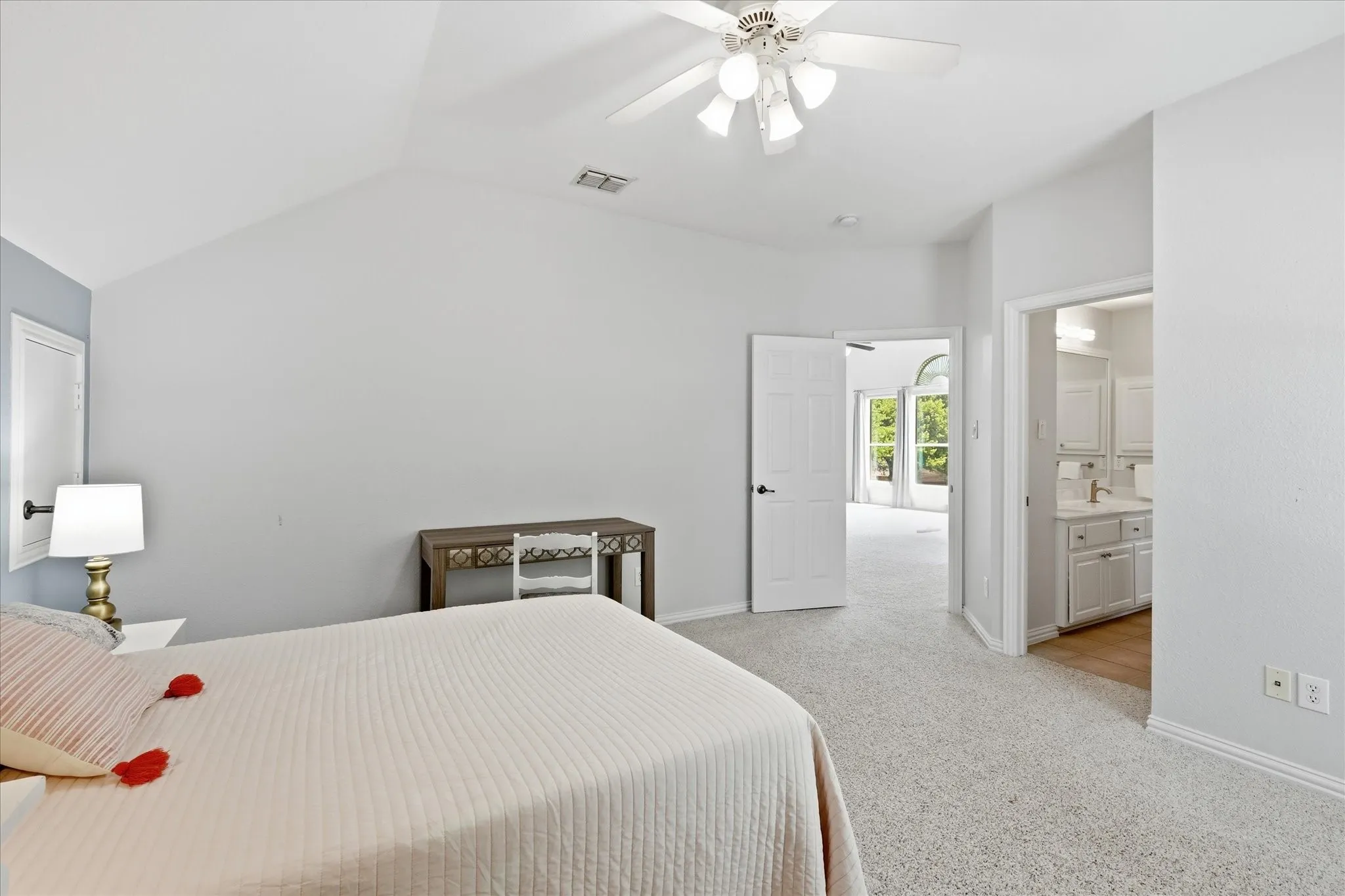 Single Family Residence For Sale in Tarrant County , 421 Copperfield Street, Southlake, Texas 76092, 4 Bedroom, 5 Bathroom, 3 Garage spaces, 4,323 Sqft, built in 2005, mls#21348988, Real Estate Agent in Southlake, Homes For Sale in Tarrant county, Homes For Sale in Southlake, Realtor in Southlake Texas, Real Estate Brokerage Independent Realty Texas, Luminita Cordes Realtor