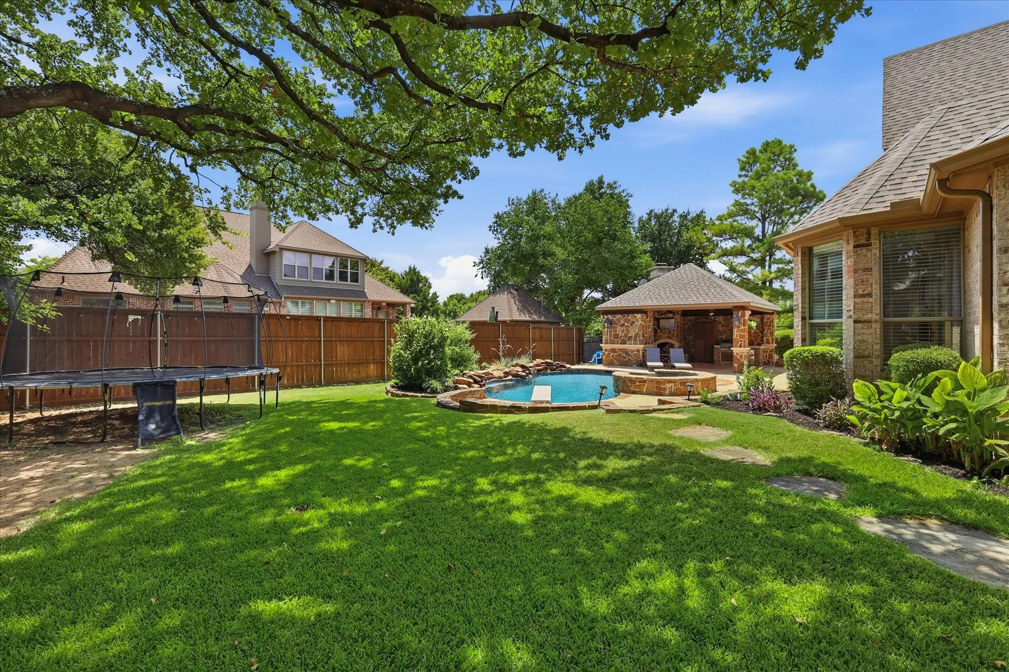 Single Family Residence For Sale in Tarrant County , 421 Copperfield Street, Southlake, Texas 76092, 4 Bedroom, 5 Bathroom, 3 Garage spaces, 4,323 Sqft, built in 2005, mls#21348988, Real Estate Agent in Southlake, Homes For Sale in Tarrant county, Homes For Sale in Southlake, Realtor in Southlake Texas, Real Estate Brokerage Independent Realty Texas, Luminita Cordes Realtor