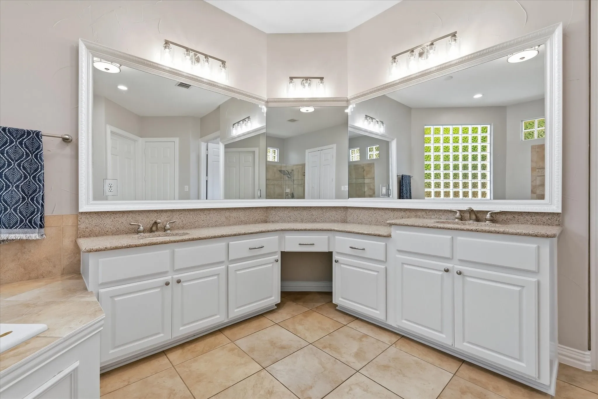 Single Family Residence For Sale in Tarrant County , 421 Copperfield Street, Southlake, Texas 76092, 4 Bedroom, 5 Bathroom, 3 Garage spaces, 4,323 Sqft, built in 2005, mls#21348988, Real Estate Agent in Southlake, Homes For Sale in Tarrant county, Homes For Sale in Southlake, Realtor in Southlake Texas, Real Estate Brokerage Independent Realty Texas, Luminita Cordes Realtor