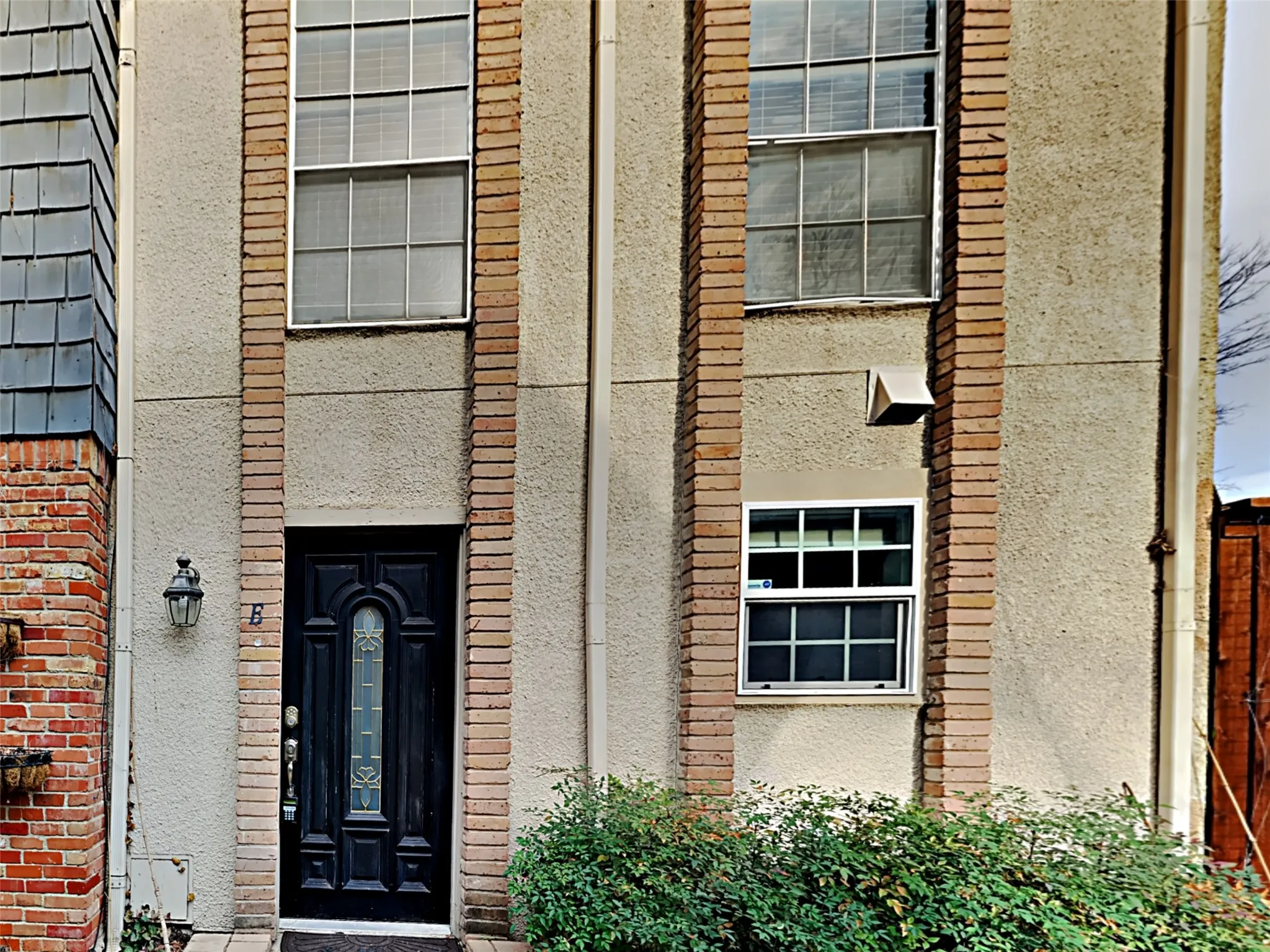 Townhouse For Rent in Dallas County , 3627 Dickason Avenue 8 #E, Dallas, Texas 75219, 2 Bedroom, 2 Bathroom, Garage spaces, 940 Sqft, built in 1979, mls#21350283, Real Estate Agent in Dallas, Homes For Rent in Dallas county, Homes For Rent in Dallas, Realtor in Dallas Texas, Real Estate Brokerage Independent Realty Texas, Luminita Cordes Realtor