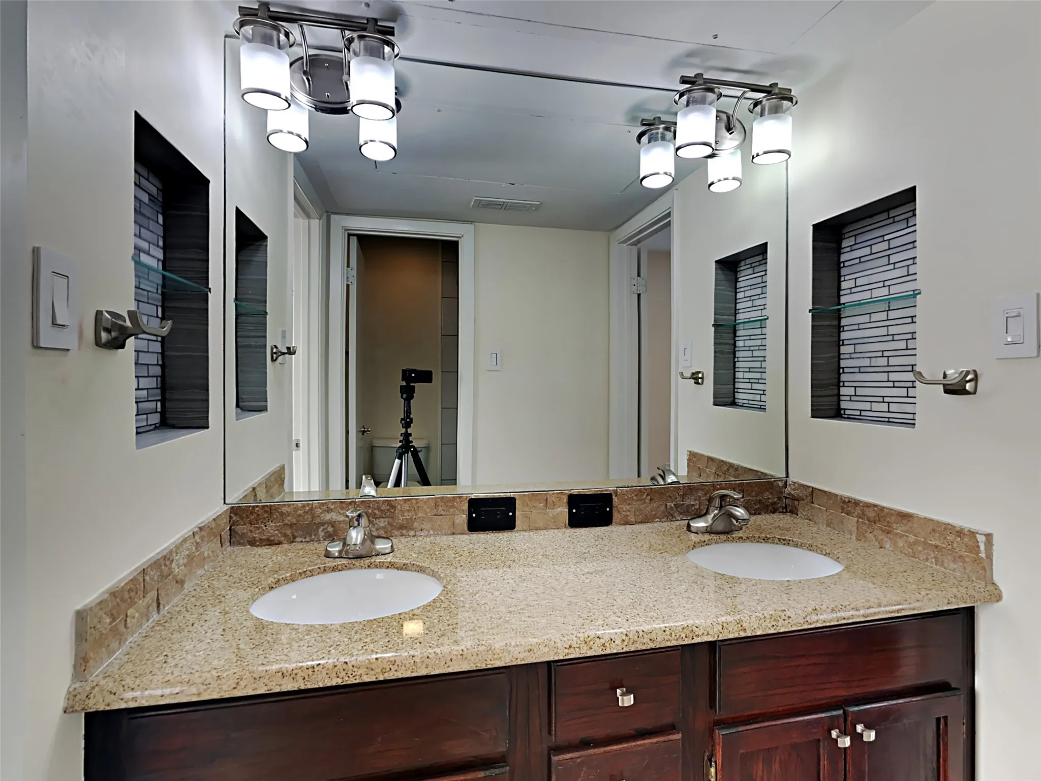 Townhouse For Rent in Dallas County , 3627 Dickason Avenue 8 #E, Dallas, Texas 75219, 2 Bedroom, 2 Bathroom, Garage spaces, 940 Sqft, built in 1979, mls#21350283, Real Estate Agent in Dallas, Homes For Rent in Dallas county, Homes For Rent in Dallas, Realtor in Dallas Texas, Real Estate Brokerage Independent Realty Texas, Luminita Cordes Realtor