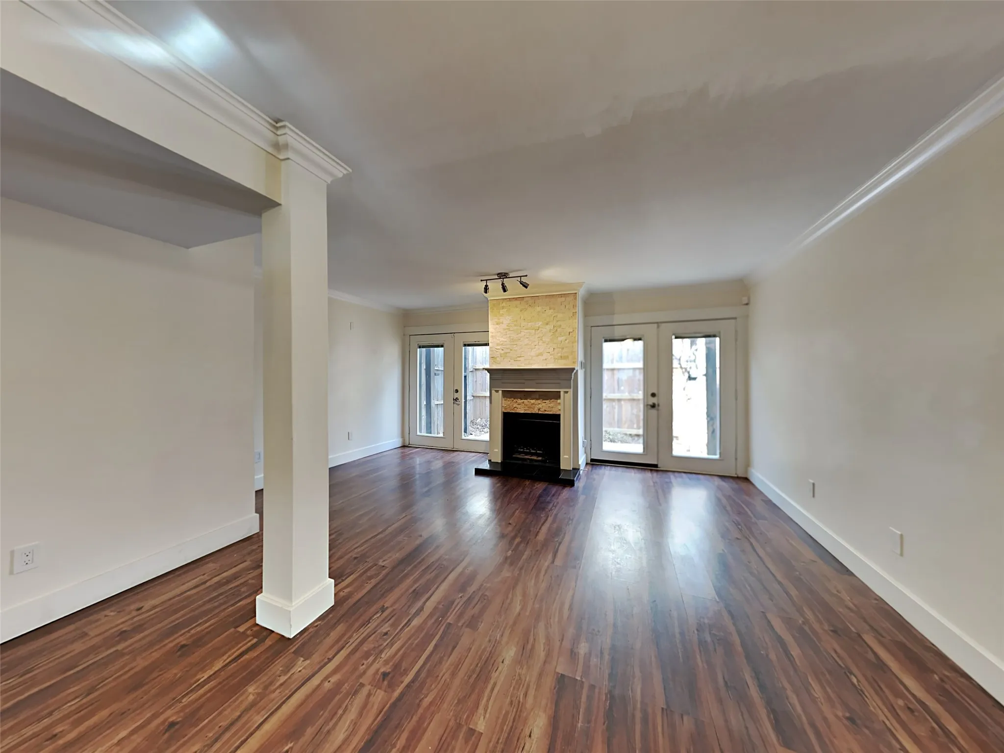Townhouse For Rent in Dallas County , 3627 Dickason Avenue 8 #E, Dallas, Texas 75219, 2 Bedroom, 2 Bathroom, Garage spaces, 940 Sqft, built in 1979, mls#21350283, Real Estate Agent in Dallas, Homes For Rent in Dallas county, Homes For Rent in Dallas, Realtor in Dallas Texas, Real Estate Brokerage Independent Realty Texas, Luminita Cordes Realtor