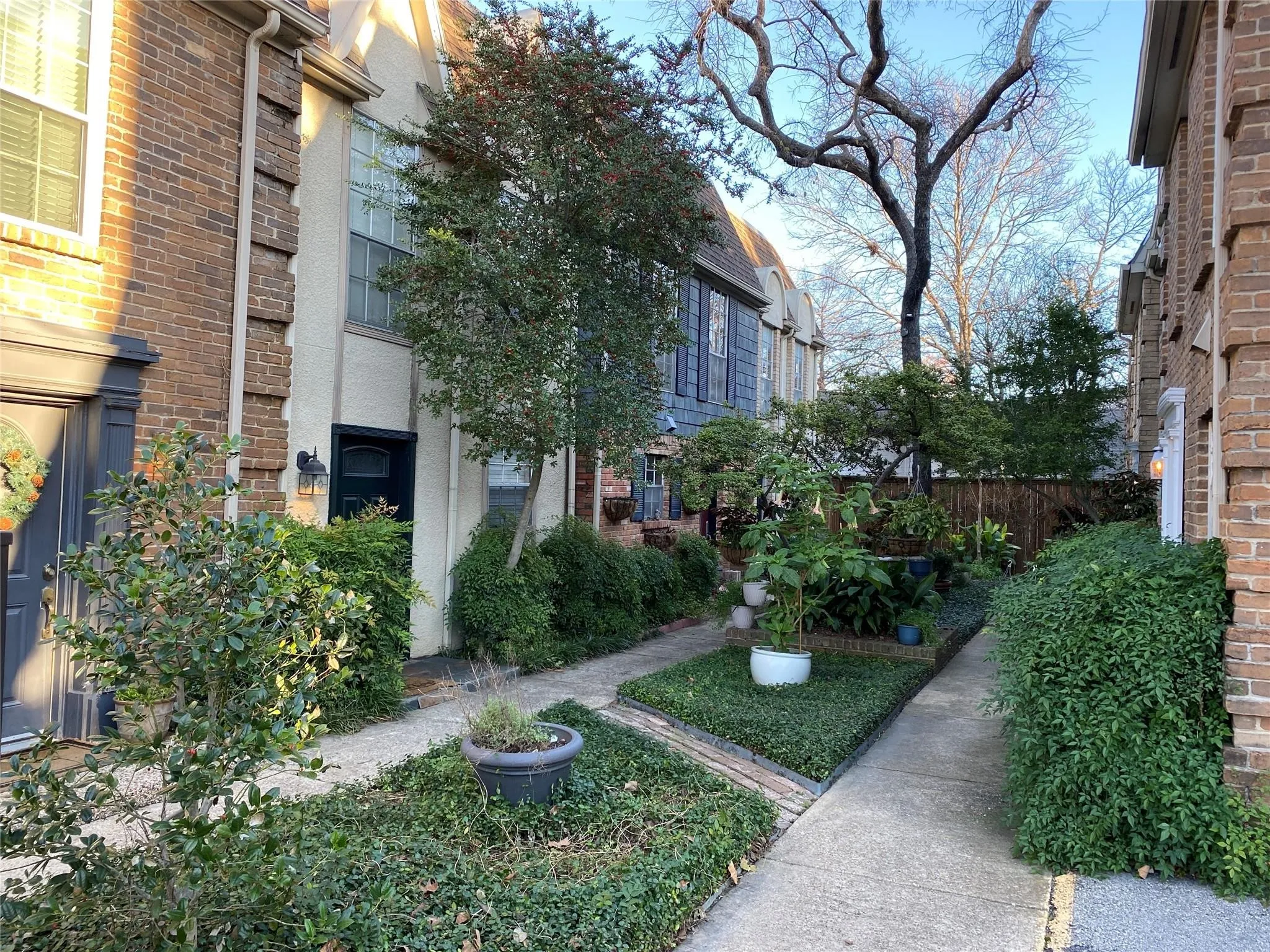 Townhouse For Rent in Dallas County , 3627 Dickason Avenue 8 #E, Dallas, Texas 75219, 2 Bedroom, 2 Bathroom, Garage spaces, 940 Sqft, built in 1979, mls#21350283, Real Estate Agent in Dallas, Homes For Rent in Dallas county, Homes For Rent in Dallas, Realtor in Dallas Texas, Real Estate Brokerage Independent Realty Texas, Luminita Cordes Realtor