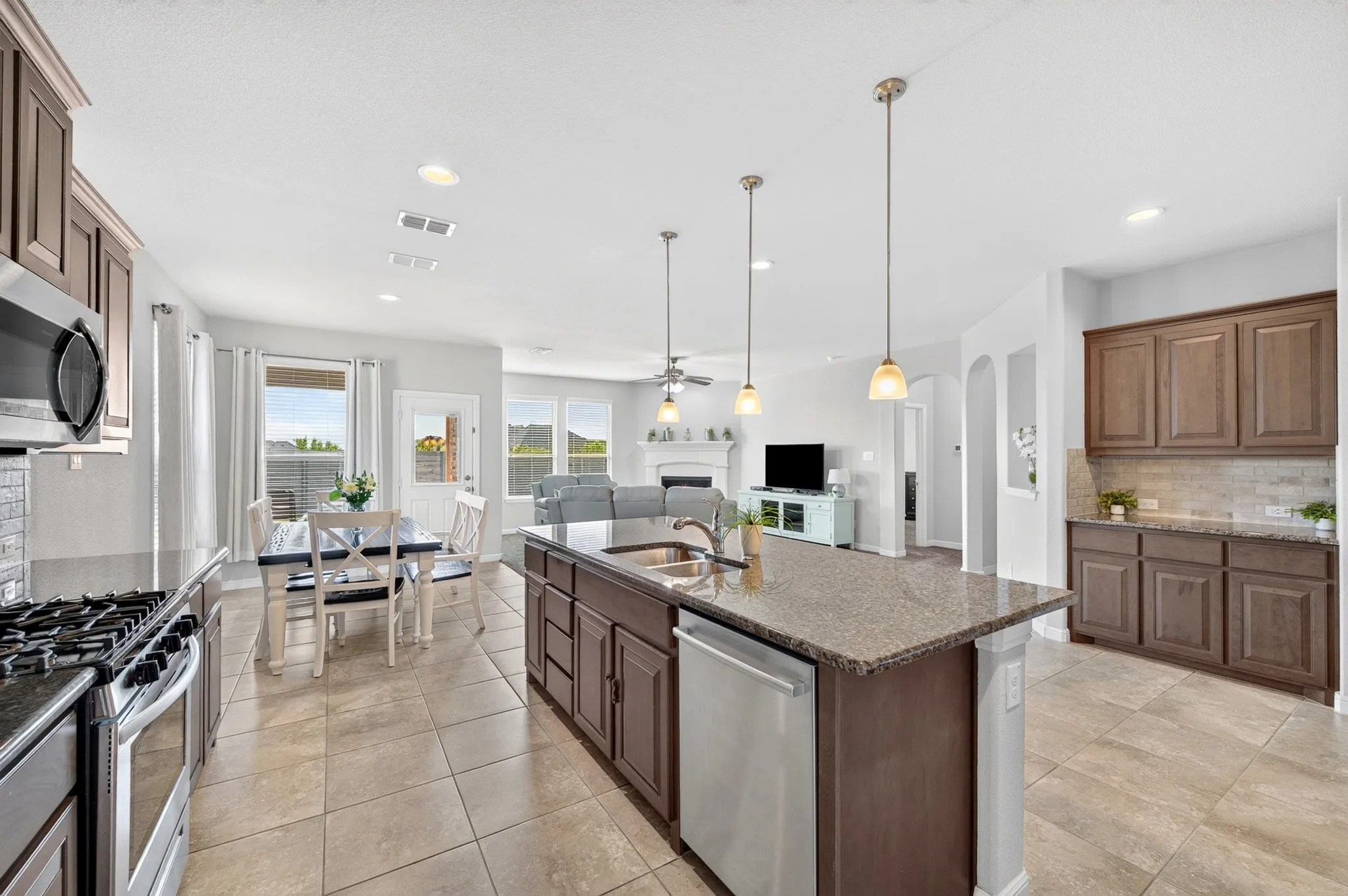 Single Family Residence For Sale in Denton County , 1328 Canary Lane, Argyle, Texas 76226, 3 Bedroom, 2 Bathroom, 2 Garage spaces, 2,040 Sqft, built in 2018, mls#21348442, Real Estate Agent in Argyle, Homes For Sale in Denton county, Homes For Sale in Argyle, Realtor in Argyle Texas, Real Estate Brokerage Independent Realty Texas, Luminita Cordes Realtor