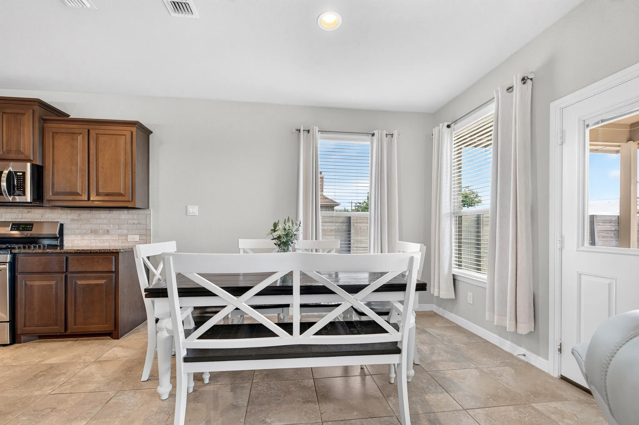 Single Family Residence For Sale in Denton County , 1328 Canary Lane, Argyle, Texas 76226, 3 Bedroom, 2 Bathroom, 2 Garage spaces, 2,040 Sqft, built in 2018, mls#21348442, Real Estate Agent in Argyle, Homes For Sale in Denton county, Homes For Sale in Argyle, Realtor in Argyle Texas, Real Estate Brokerage Independent Realty Texas, Luminita Cordes Realtor