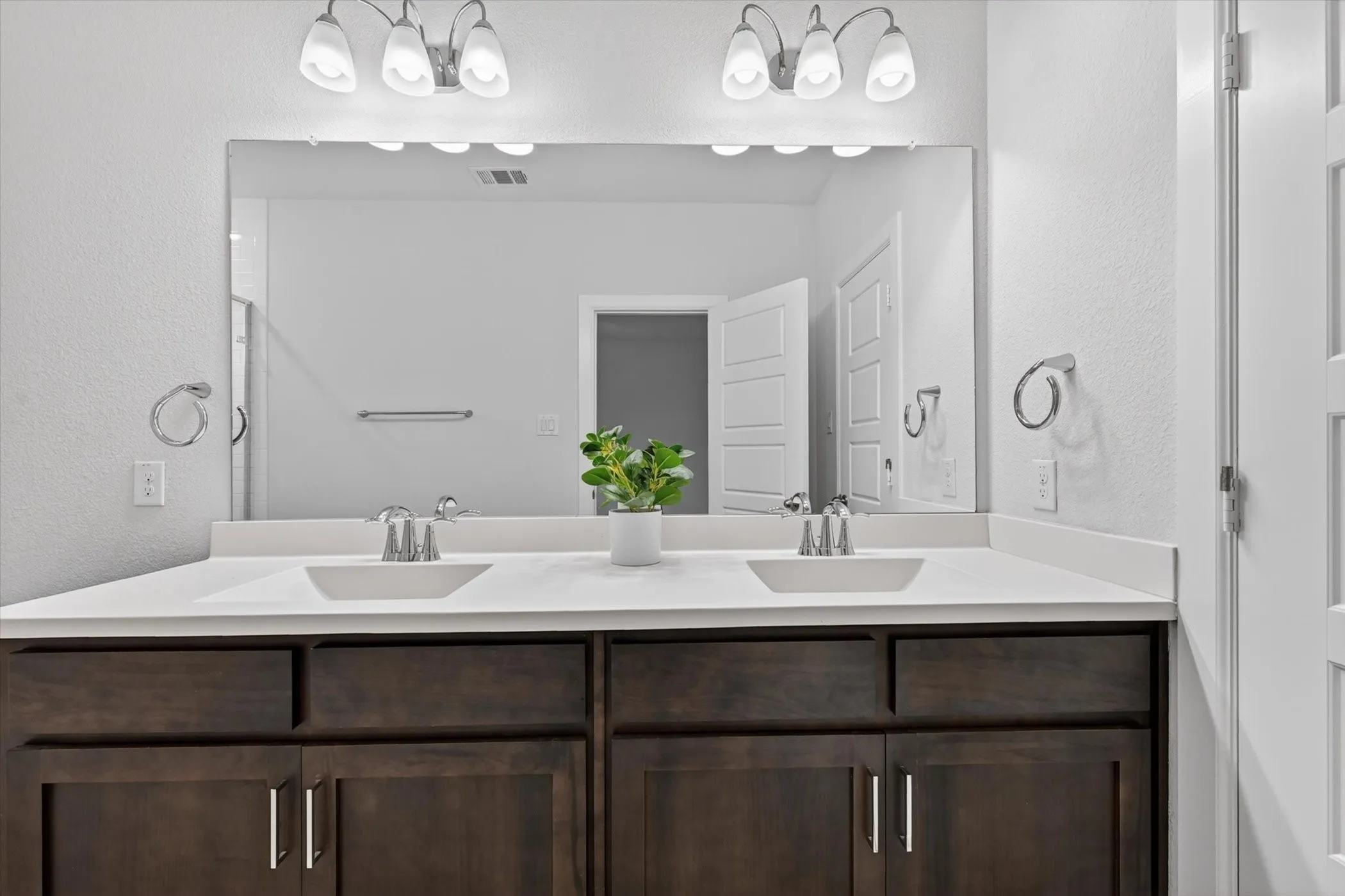 Single Family Residence For Sale in Dallas County , 5325 Autumnbrook Court, Dallas, Texas 75209, 3 Bedroom, 4 Bathroom, 2 Garage spaces, 2,598 Sqft, built in 2020, mls#21349491, Real Estate Agent in Dallas, Homes For Sale in Dallas county, Homes For Sale in Dallas, Realtor in Dallas Texas, Real Estate Brokerage Independent Realty Texas, Luminita Cordes Realtor