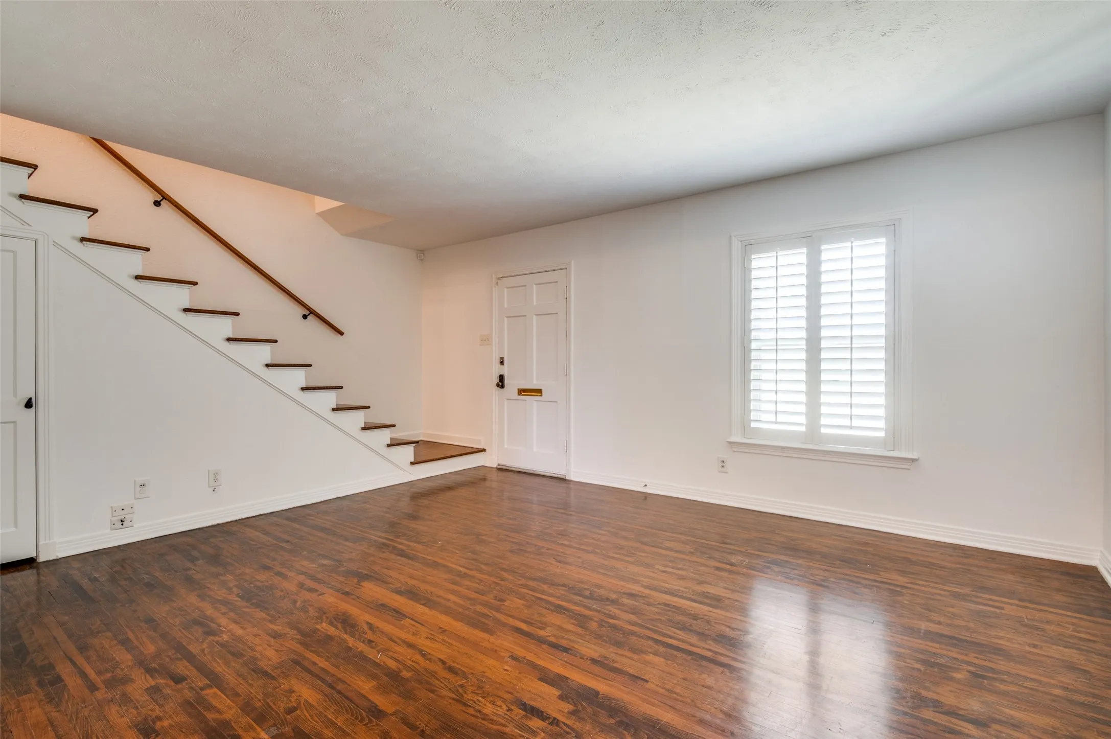 Condominium For Rent in Dallas County , 6465 Bordeaux Avenue, Dallas, Texas 75209, 2 Bedroom, 1 Bathroom, Garage spaces, 1,027 Sqft, built in 1951, mls#21350295, Real Estate Agent in Dallas, Homes For Rent in Dallas county, Homes For Rent in Dallas, Realtor in Dallas Texas, Real Estate Brokerage Independent Realty Texas, Luminita Cordes Realtor