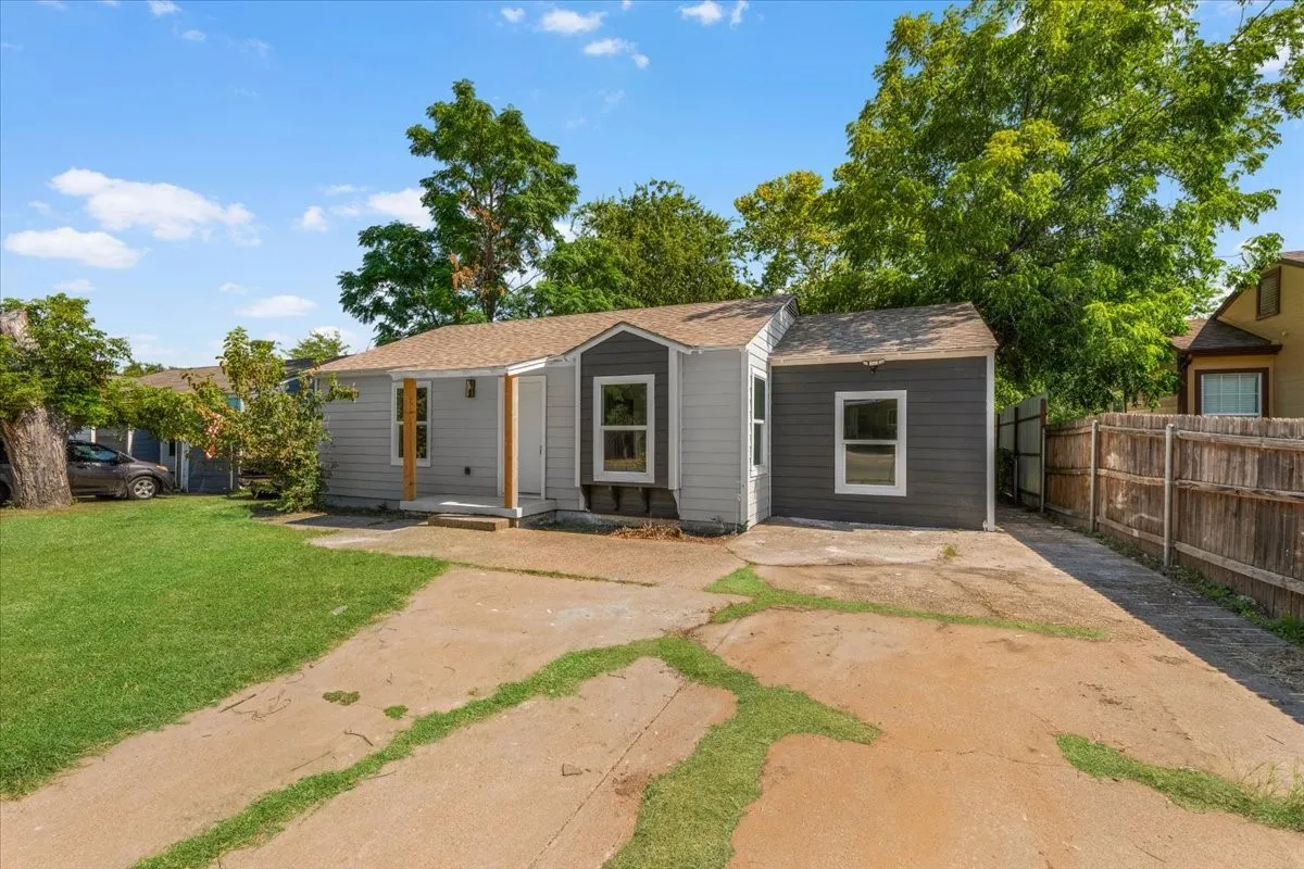 Single Family Residence For Sale in Tarrant County , 3454 Moberly Street, Fort Worth, Texas 76119, 3 Bedroom, 2 Bathroom, Garage spaces, 1,020 Sqft, built in 1951, mls#21349095, Real Estate Agent in Fort Worth, Homes For Sale in Tarrant county, Homes For Sale in Fort Worth, Realtor in Fort Worth Texas, Real Estate Brokerage Independent Realty Texas, Luminita Cordes Realtor