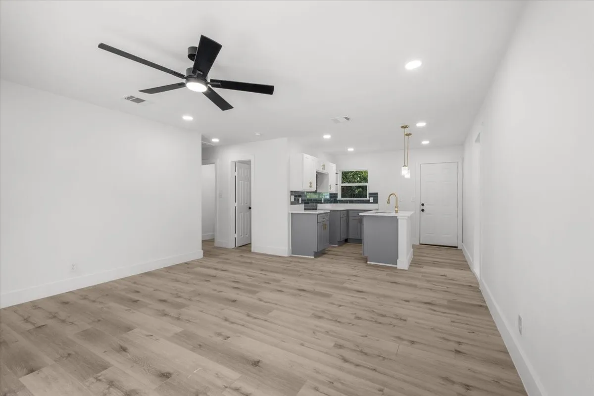 Single Family Residence For Sale in Tarrant County , 3454 Moberly Street, Fort Worth, Texas 76119, 3 Bedroom, 2 Bathroom, Garage spaces, 1,020 Sqft, built in 1951, mls#21349095, Real Estate Agent in Fort Worth, Homes For Sale in Tarrant county, Homes For Sale in Fort Worth, Realtor in Fort Worth Texas, Real Estate Brokerage Independent Realty Texas, Luminita Cordes Realtor