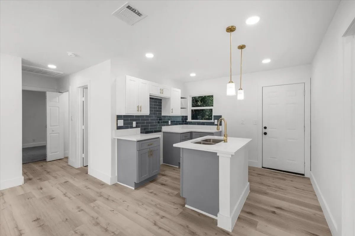 Single Family Residence For Sale in Tarrant County , 3454 Moberly Street, Fort Worth, Texas 76119, 3 Bedroom, 2 Bathroom, Garage spaces, 1,020 Sqft, built in 1951, mls#21349095, Real Estate Agent in Fort Worth, Homes For Sale in Tarrant county, Homes For Sale in Fort Worth, Realtor in Fort Worth Texas, Real Estate Brokerage Independent Realty Texas, Luminita Cordes Realtor