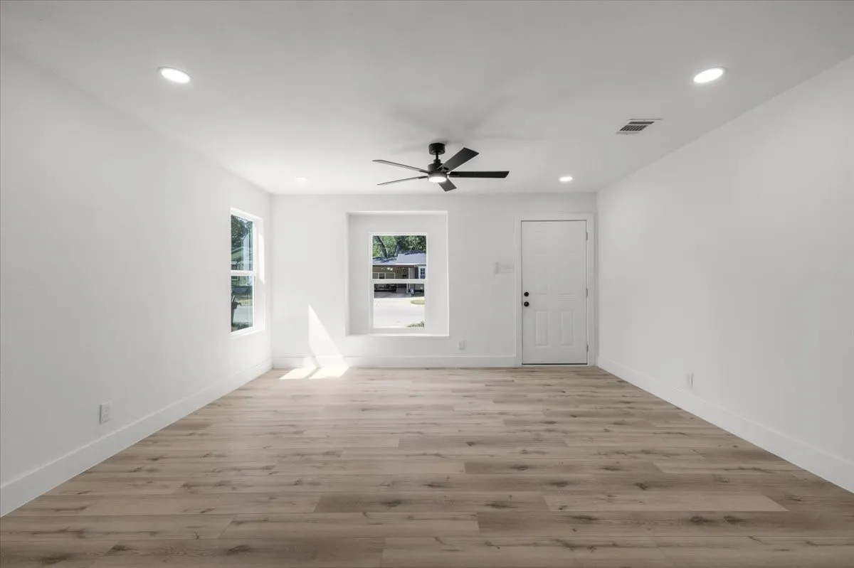 Single Family Residence For Sale in Tarrant County , 3454 Moberly Street, Fort Worth, Texas 76119, 3 Bedroom, 2 Bathroom, Garage spaces, 1,020 Sqft, built in 1951, mls#21349095, Real Estate Agent in Fort Worth, Homes For Sale in Tarrant county, Homes For Sale in Fort Worth, Realtor in Fort Worth Texas, Real Estate Brokerage Independent Realty Texas, Luminita Cordes Realtor