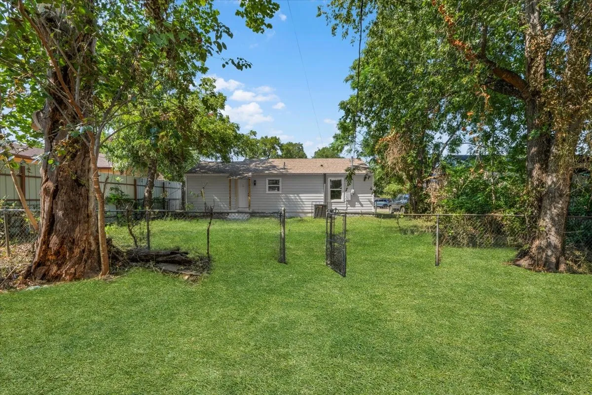 Single Family Residence For Sale in Tarrant County , 3454 Moberly Street, Fort Worth, Texas 76119, 3 Bedroom, 2 Bathroom, Garage spaces, 1,020 Sqft, built in 1951, mls#21349095, Real Estate Agent in Fort Worth, Homes For Sale in Tarrant county, Homes For Sale in Fort Worth, Realtor in Fort Worth Texas, Real Estate Brokerage Independent Realty Texas, Luminita Cordes Realtor