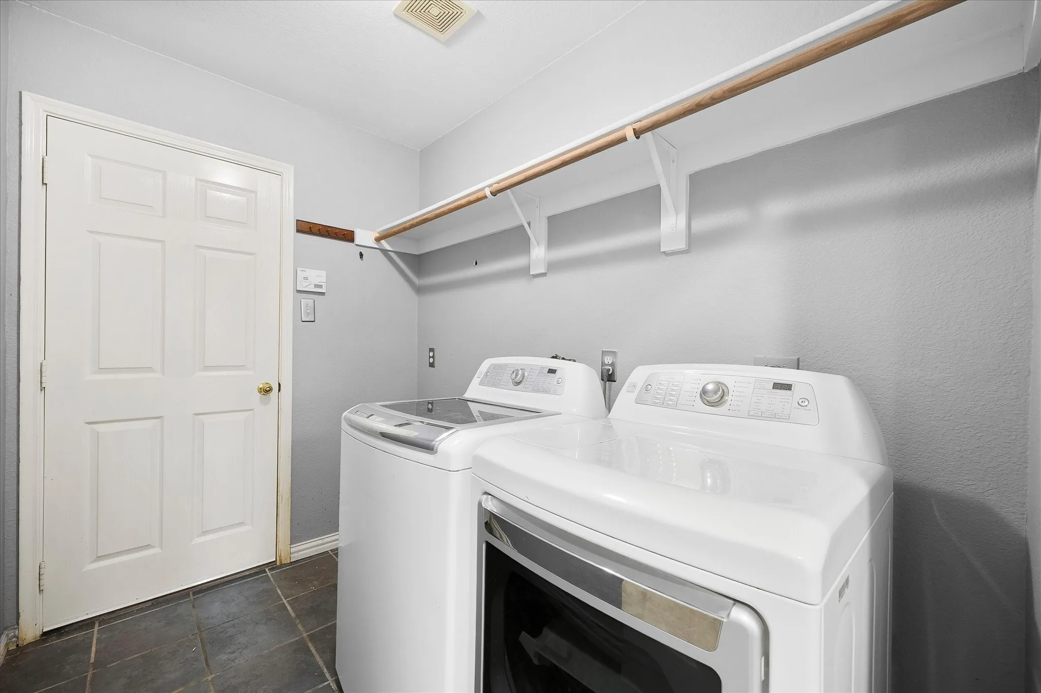 Single Family Residence For Sale in Dallas County , 3512 Valley Forge, Sachse, Texas 75048, 3 Bedroom, 2 Bathroom, 2 Garage spaces, 1,586 Sqft, built in 2001, mls#21350321, Real Estate Agent in Sachse, Homes For Sale in Dallas county, Homes For Sale in Sachse, Realtor in Sachse Texas, Real Estate Brokerage Independent Realty Texas, Luminita Cordes Realtor