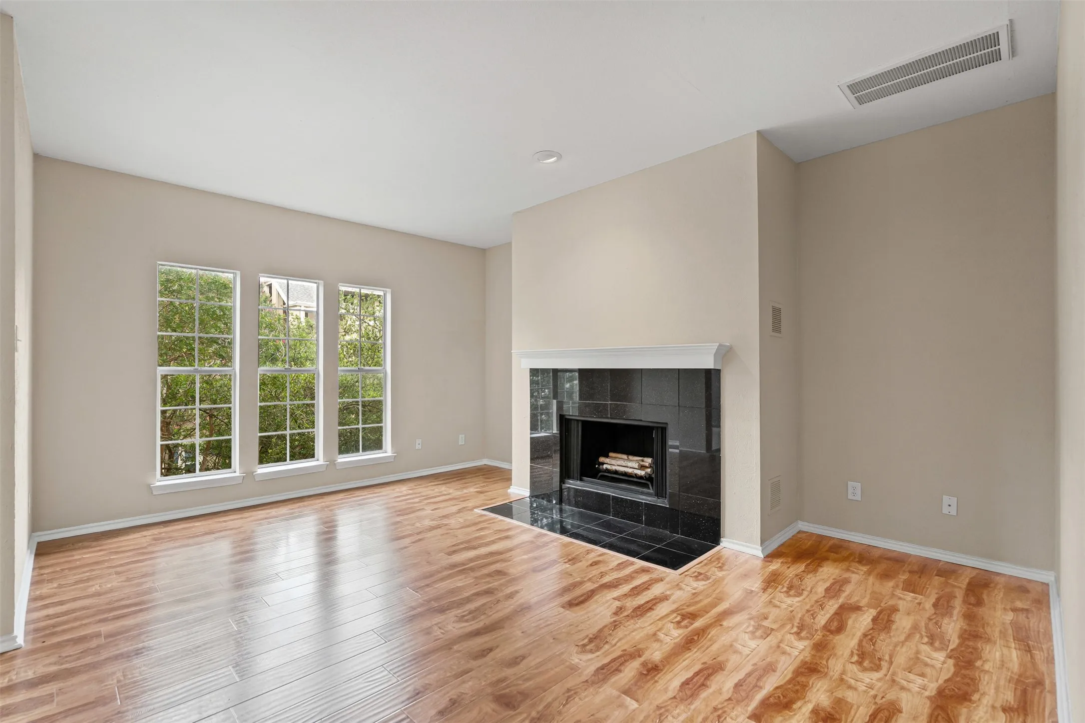Condominium For Rent in Dallas County , 5310 Keller Springs Road 322, Dallas, Texas 75248, 2 Bedroom, 2 Bathroom, Garage spaces, 953 Sqft, built in 1981, mls#21350328, Real Estate Agent in Dallas, Homes For Rent in Dallas county, Homes For Rent in Dallas, Realtor in Dallas Texas, Real Estate Brokerage Independent Realty Texas, Luminita Cordes Realtor