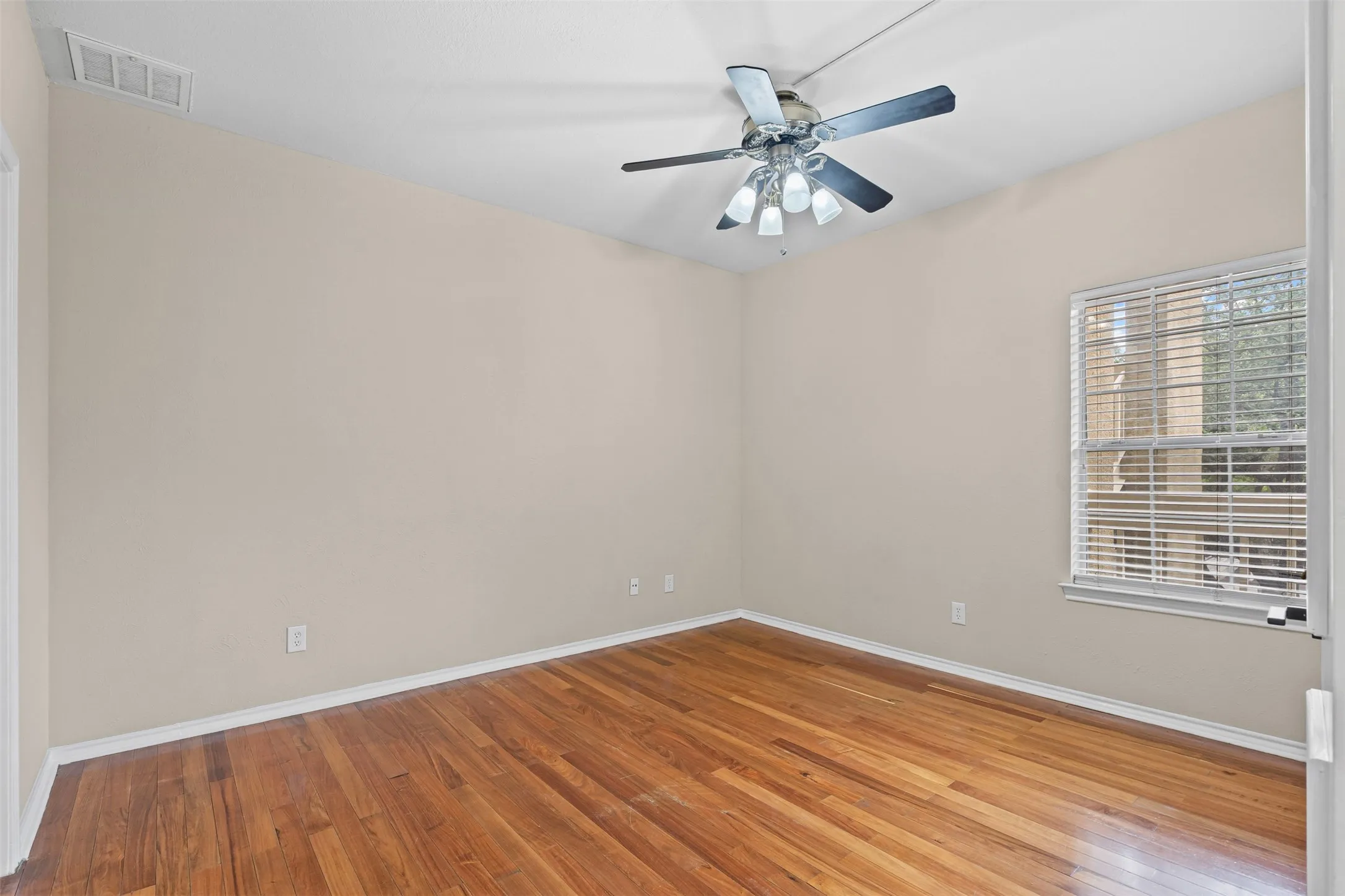 Condominium For Rent in Dallas County , 5310 Keller Springs Road 322, Dallas, Texas 75248, 2 Bedroom, 2 Bathroom, Garage spaces, 953 Sqft, built in 1981, mls#21350328, Real Estate Agent in Dallas, Homes For Rent in Dallas county, Homes For Rent in Dallas, Realtor in Dallas Texas, Real Estate Brokerage Independent Realty Texas, Luminita Cordes Realtor